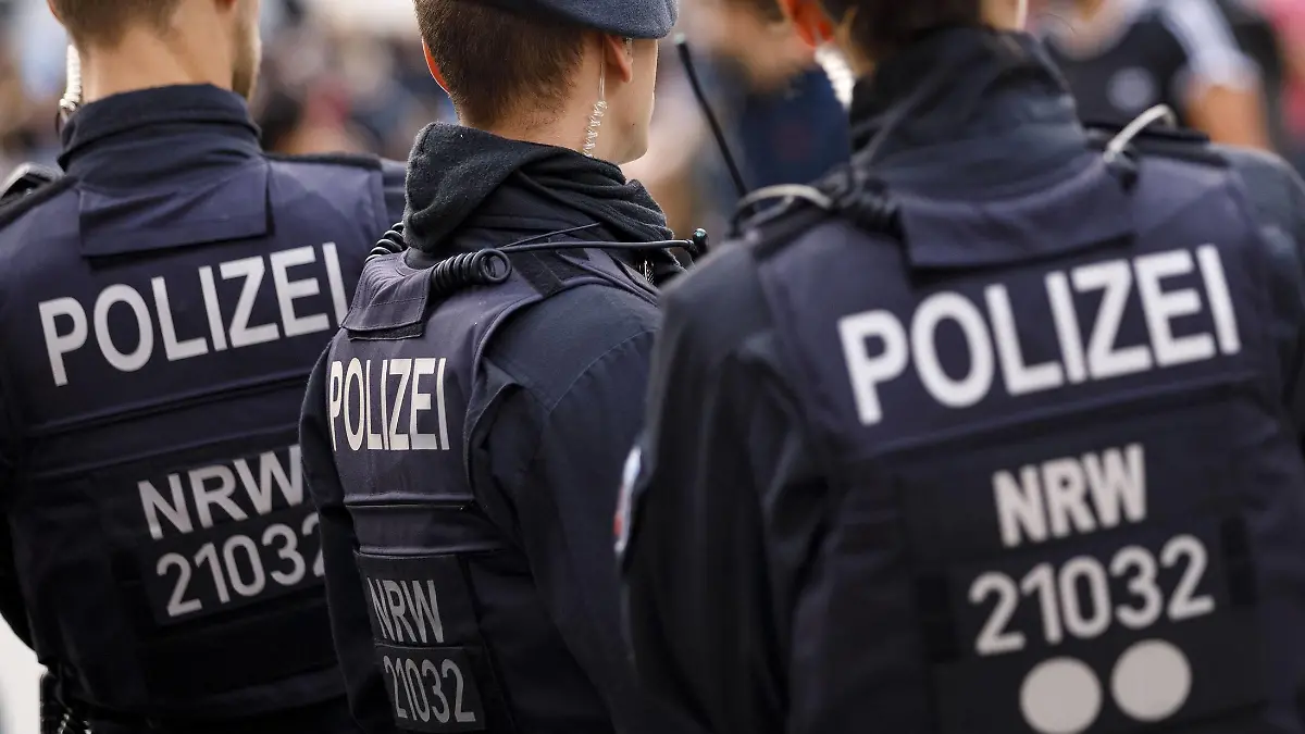 Polizisten sichern den Bahnhofsvorplatz am Kölner Hauptbahnhof anlässlich der Mahnwache Wir wollen keine Opfer mehr aus dem rechten Spektrum und der Kundgebung der antifaschistischen Initiative Köln gegen Rechts auf der anderen Seite. Köln, 02.08.2019 *** Policemen secure the station forecourt at Cologne Central Station on the occasion of the vigil We do not want any more victims from the right spectrum and the demonstration of the anti-fascist initiative Köln gegen Rechts on the other side Cologne, 02 08 2019 Foto:xC.xHardtx/xFuturexImage
