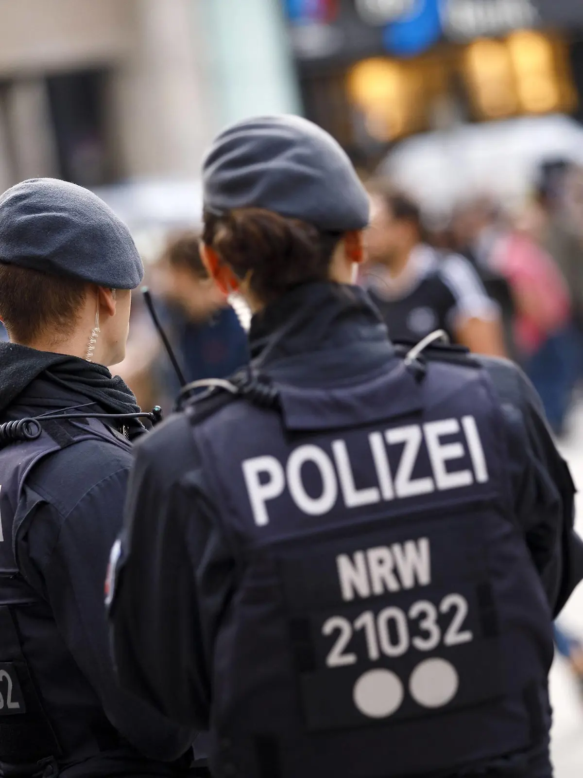  Polizisten sichern den Bahnhofsvorplatz am Kölner Hauptbahnhof anlässlich der Mahnwache Wir wollen keine Opfer mehr aus dem rechten Spektrum und der Kundgebung der antifaschistischen Initiative Köln gegen Rechts auf der anderen Seite. Köln, 02.08.2019 *** Policemen secure the station forecourt at Cologne Central Station on the occasion of the vigil We do not want any more victims from the right spectrum and the demonstration of the anti-fascist initiative Köln gegen Rechts on the other side Cologne, 02 08 2019 Foto:xC.xHardtx/xFuturexImage