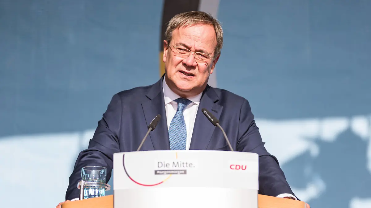 21.09.2021, Armin Laschet auf Wahlkampftour in Fulda Ministerpräsident Armin Laschet ist auf Wahlkampftor im Osthessischen Fulda. Begleitet wird die Veranstaltungen von einigen Demonstranten mit Plakaten / Schildern. Aber auch viele Zuschauer sind am Universitätsplatz in Fulda und schauen zu. Bild: Armin Laschet Ministerpräsident des Landes Nordrhein-Westfalen. Portrait, Portraet, Fulda Universitätsplatz Hessen Deutschland *** 21 09 2021, Armin Laschet on election campaign tour in Fulda Minister President Armin Laschet is on election campaign gate in the East Hessian Fulda Accompanied is the events of some demonstrators with posters signs But also many spectators are at the university square in Fulda and look to picture Armin Lasche