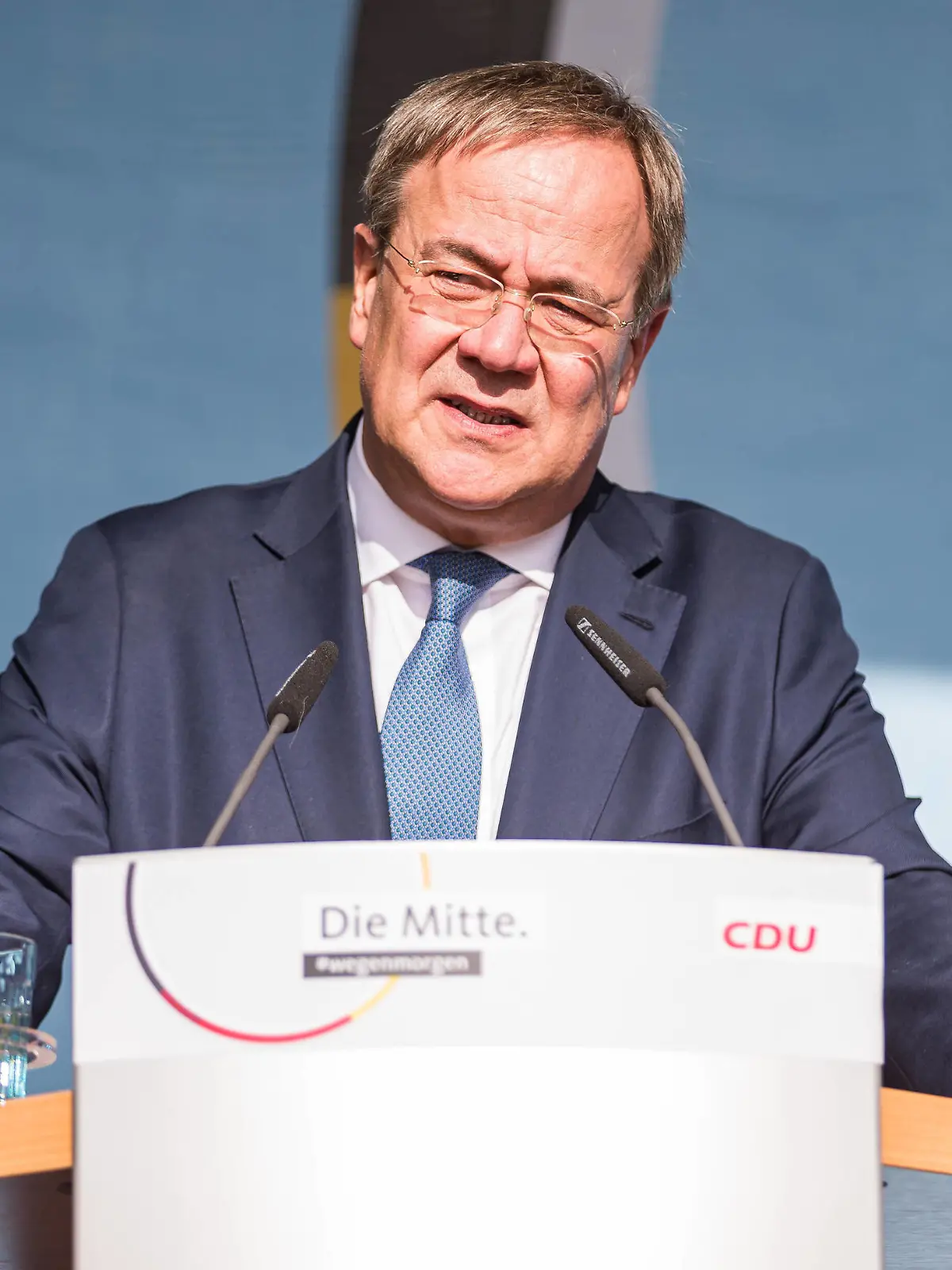 21.09.2021, Armin Laschet auf Wahlkampftour in Fulda Ministerpräsident Armin Laschet ist auf Wahlkampftor im Osthessischen Fulda. Begleitet wird die Veranstaltungen von einigen Demonstranten mit Plakaten / Schildern. Aber auch viele Zuschauer sind am Universitätsplatz in Fulda und schauen zu. Bild: Armin Laschet Ministerpräsident des Landes Nordrhein-Westfalen. Portrait, Portraet, Fulda Universitätsplatz Hessen Deutschland *** 21 09 2021, Armin Laschet on election campaign tour in Fulda Minister President Armin Laschet is on election campaign gate in the East Hessian Fulda Accompanied is the events of some demonstrators with posters signs But also many spectators are at the university square in Fulda and look to picture Armin Lasche 