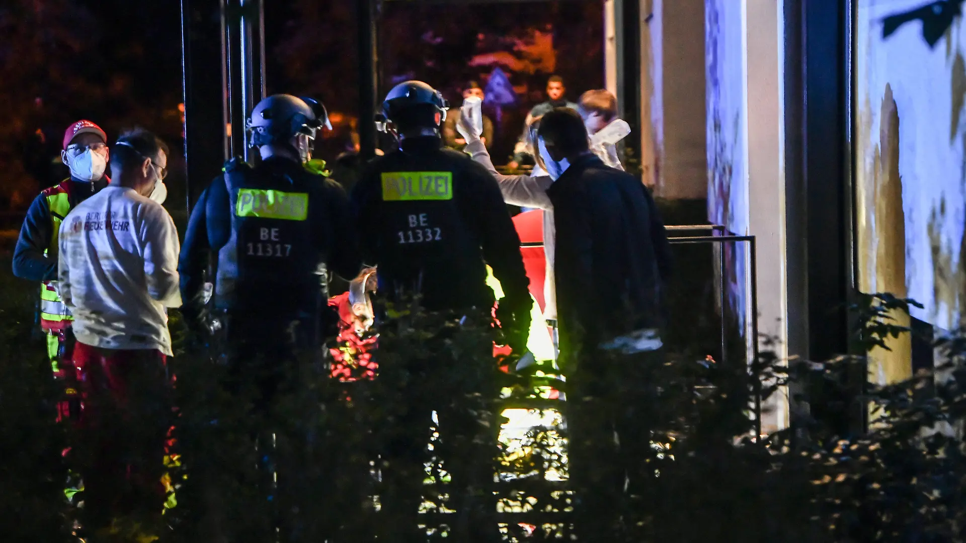 20.09.2020, Berlin: Polizisten und Sanitäter versorgen einen Mann, der mit Schussverletzungen vor einem Haus in der Kölpitzer Straße liegt. Bereits zuvor wurde nur wenige Straßen entfernt in der Skandinavischen Straße ebenfalls ein niedergeschossener Mann auf der Straße gefunden. Über die Geschehnisse gibt es derzeit noch keine Angaben. Ein Fachkommissariat des LKA wird die Ermittlungen übernehmen. Foto: Paul Zinken/dpa +++ dpa-Bildfunk +++
