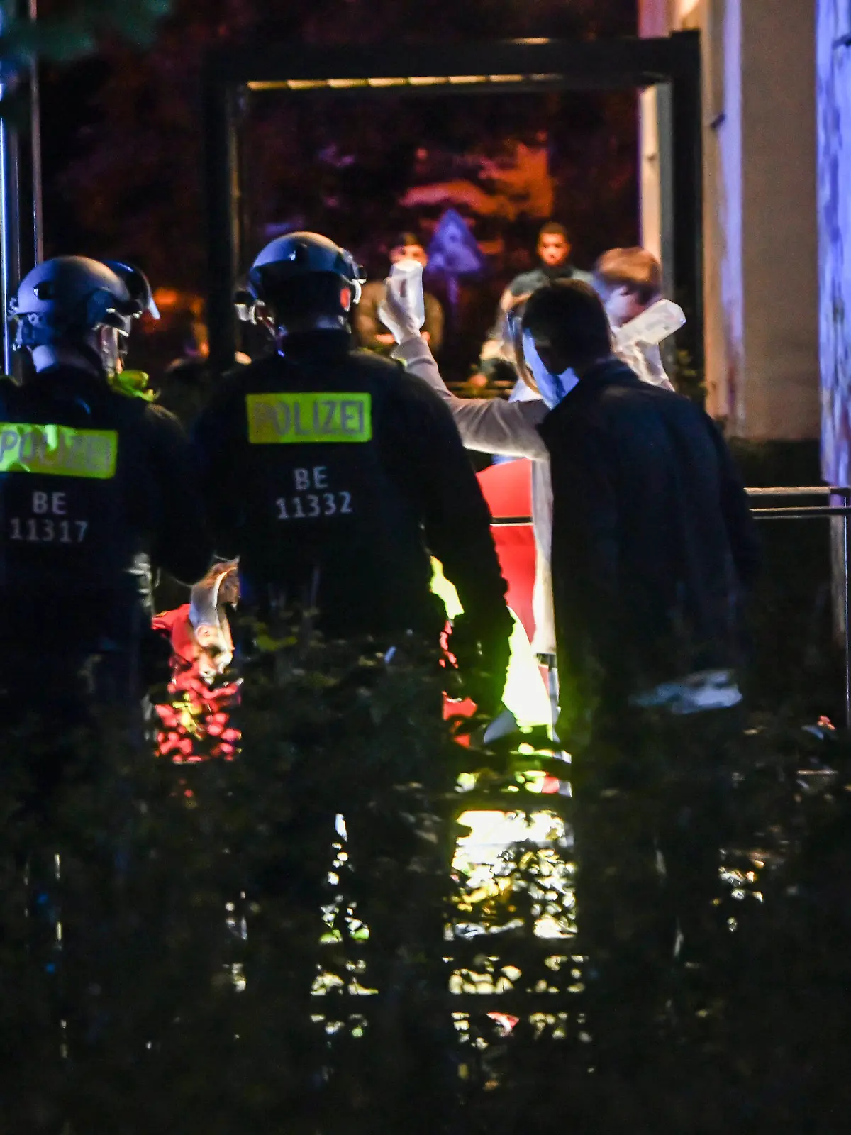 20.09.2020, Berlin: Polizisten und Sanitäter versorgen einen Mann, der mit Schussverletzungen vor einem Haus in der Kölpitzer Straße liegt. Bereits zuvor wurde nur wenige Straßen entfernt in der Skandinavischen Straße ebenfalls ein niedergeschossener Mann auf der Straße gefunden. Über die Geschehnisse gibt es derzeit noch keine Angaben. Ein Fachkommissariat des LKA wird die Ermittlungen übernehmen. Foto: Paul Zinken/dpa +++ dpa-Bildfunk +++