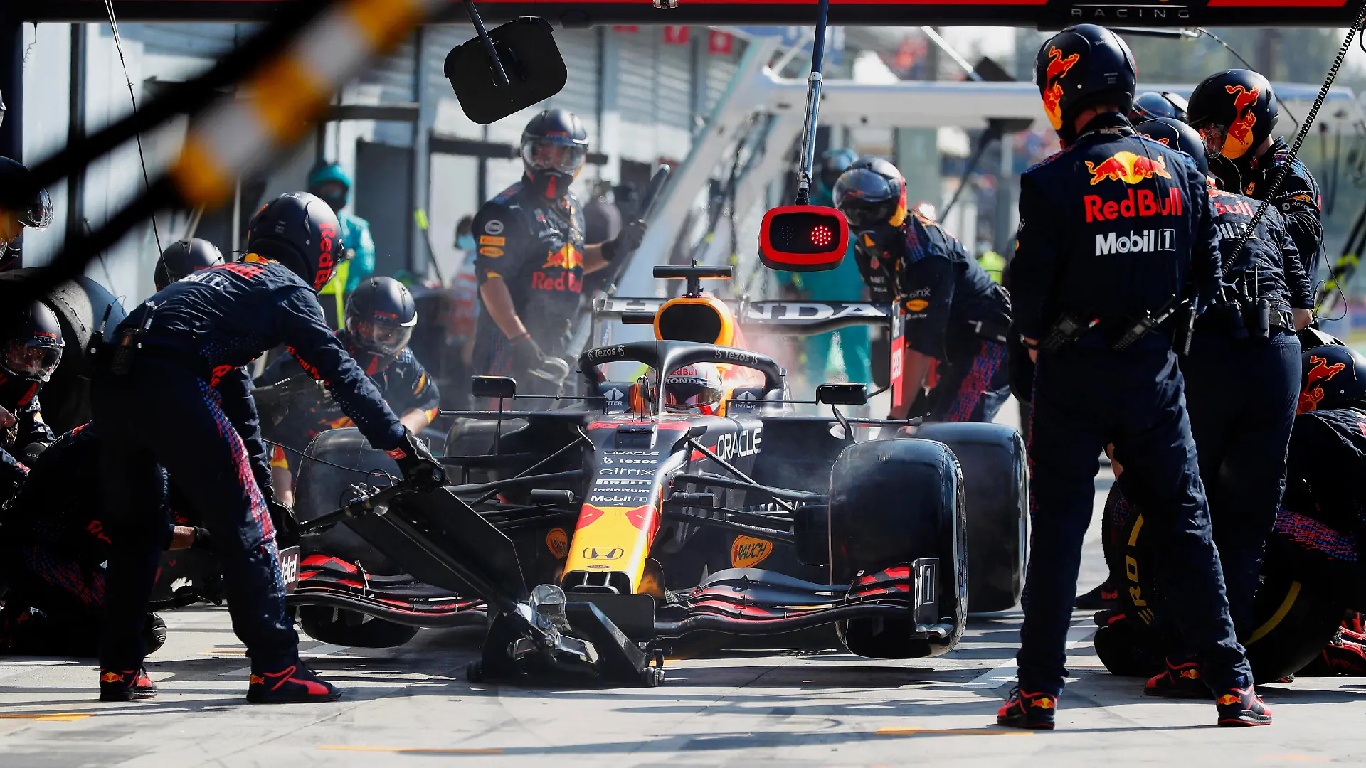  Formula 1 2021: Italian GP AUTODROMO NAZIONALE MONZA, ITALY - SEPTEMBER 12: Max Verstappen, Red Bull Racing RB16B, in the pits during the Italian GP at Autodromo Nazionale Monza on Sunday September 12, 2021 in Monza, Italy. Photo by Steven Tee / LAT Images Images PUBLICATIONxINxGERxSUIxAUTxHUNxONLY GP2114_133600_2ST4767
