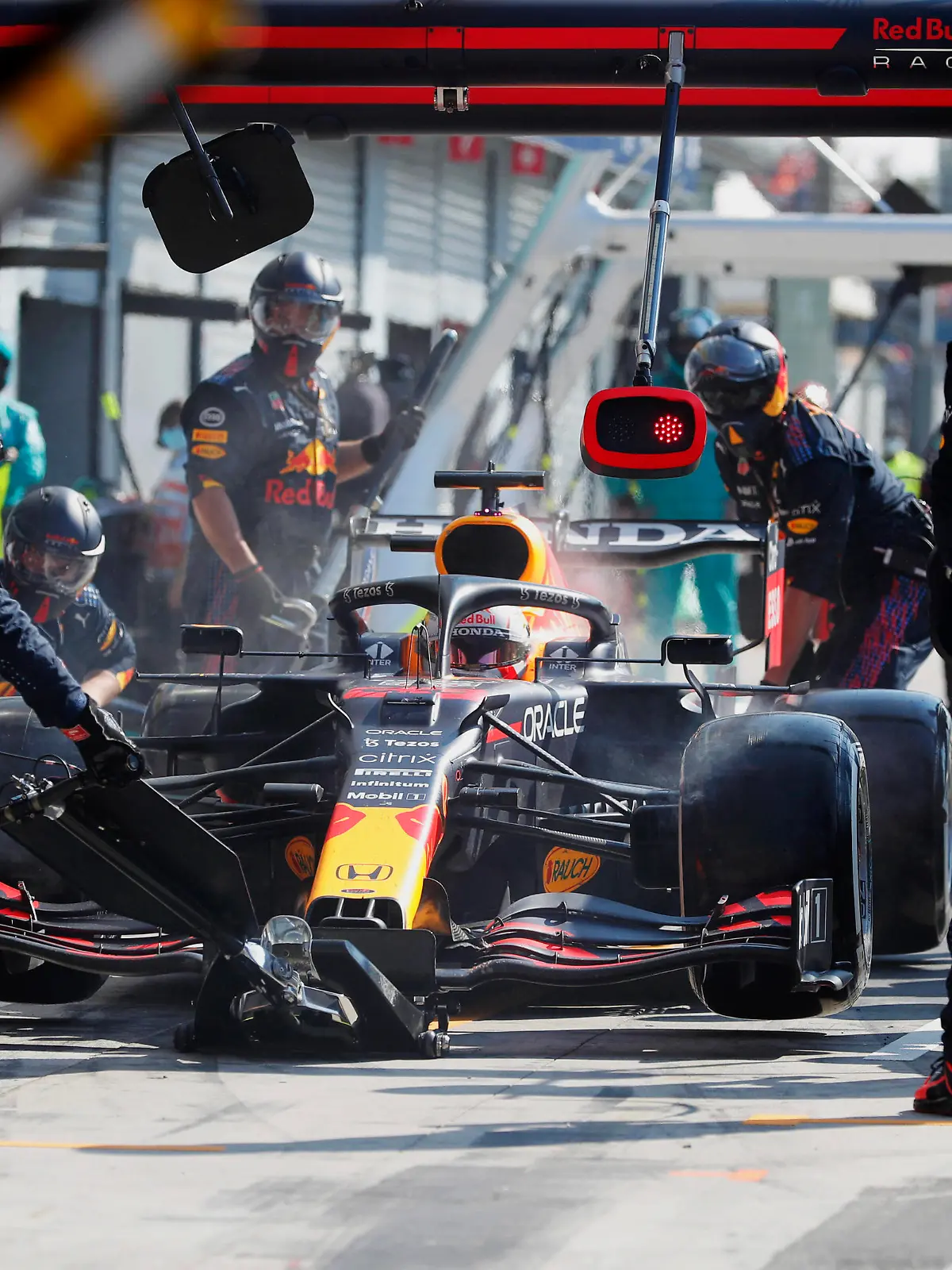  Formula 1 2021: Italian GP AUTODROMO NAZIONALE MONZA, ITALY - SEPTEMBER 12: Max Verstappen, Red Bull Racing RB16B, in the pits during the Italian GP at Autodromo Nazionale Monza on Sunday September 12, 2021 in Monza, Italy. Photo by Steven Tee / LAT Images Images PUBLICATIONxINxGERxSUIxAUTxHUNxONLY GP2114_133600_2ST4767