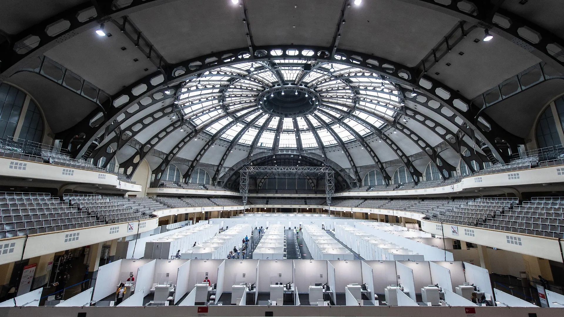 16.09.2021, Hessen, Frankfurt/Main: Das Impfzentrum in der Festhalle in Frankfurt am Main. Nachdem die Impfbereitschaft nachgelassen hat, wird das Impfzentrum künftig in eine kleinere Messehalle verlegt. (zu dpa «Kritik und Wehmut: Abschied von Hessens Impfzentren») Foto: Boris Roessler/dpa +++ dpa-Bildfunk +++