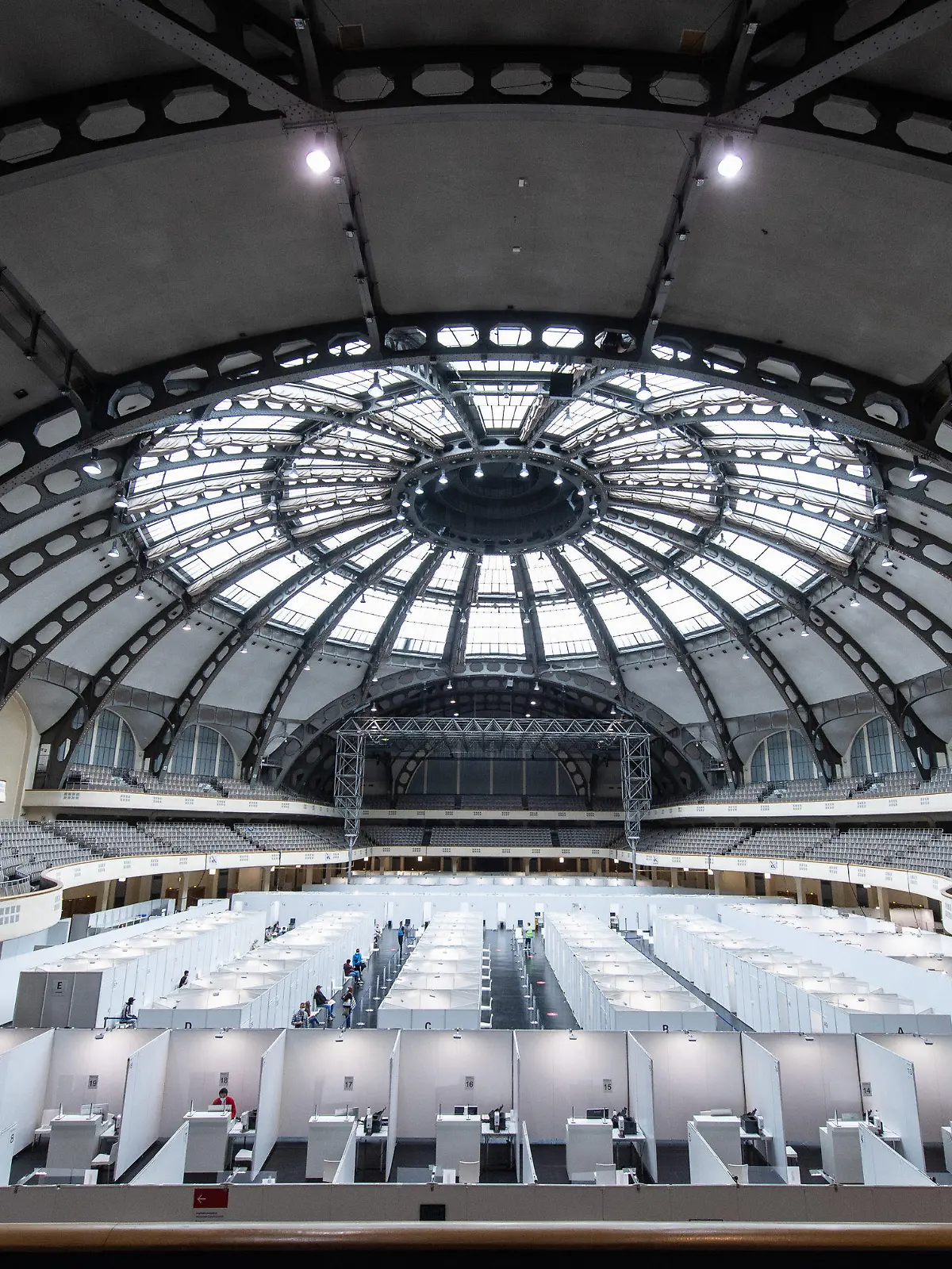 16.09.2021, Hessen, Frankfurt/Main: Das Impfzentrum in der Festhalle in Frankfurt am Main. Nachdem die Impfbereitschaft nachgelassen hat, wird das Impfzentrum künftig in eine kleinere Messehalle verlegt. (zu dpa «Kritik und Wehmut: Abschied von Hessens Impfzentren») Foto: Boris Roessler/dpa +++ dpa-Bildfunk +++