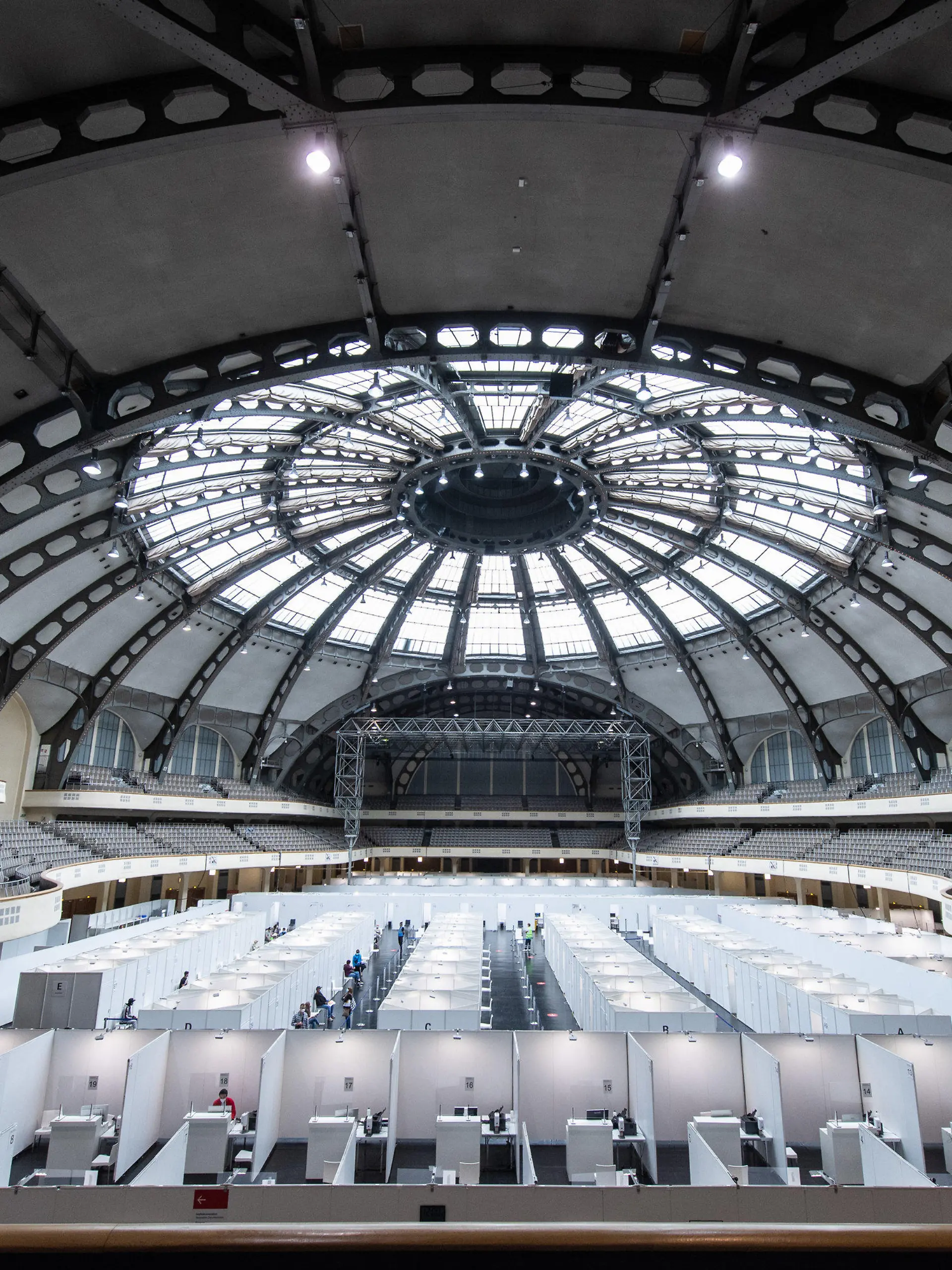 16.09.2021, Hessen, Frankfurt/Main: Das Impfzentrum in der Festhalle in Frankfurt am Main. Nachdem die Impfbereitschaft nachgelassen hat, wird das Impfzentrum künftig in eine kleinere Messehalle verlegt. (zu dpa «Kritik und Wehmut: Abschied von Hessens Impfzentren») Foto: Boris Roessler/dpa +++ dpa-Bildfunk +++