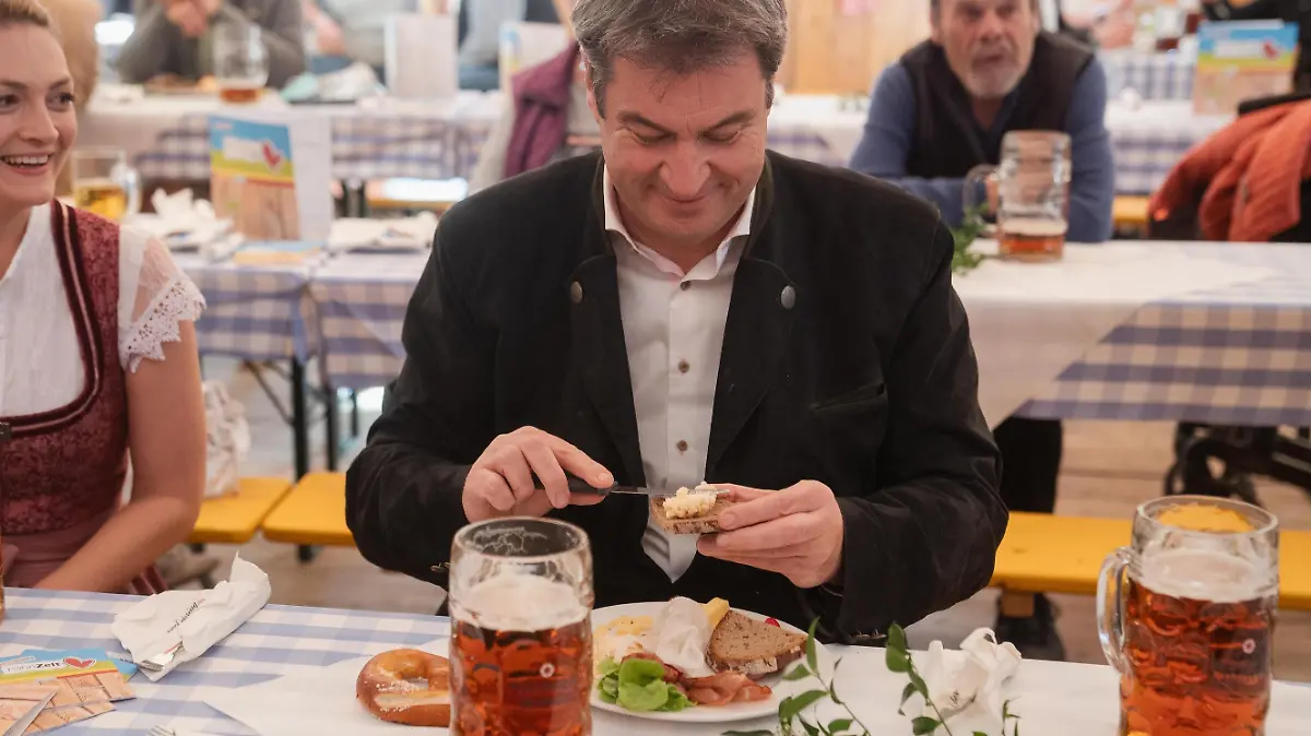 Der bayerische Ministerpräsident Markus Söder sitzt mit der bayerischen Staatsministerin für Digitales, Judith Gerlach (beide CSU), im Festzelt des Würzburger Frühlingsvolksfestes und isst eine Brotzeit. Der bayerische Ministerpräsident hat an der Eröffnung des Würzburger Frühjahrsvolksfests teilgenommen.