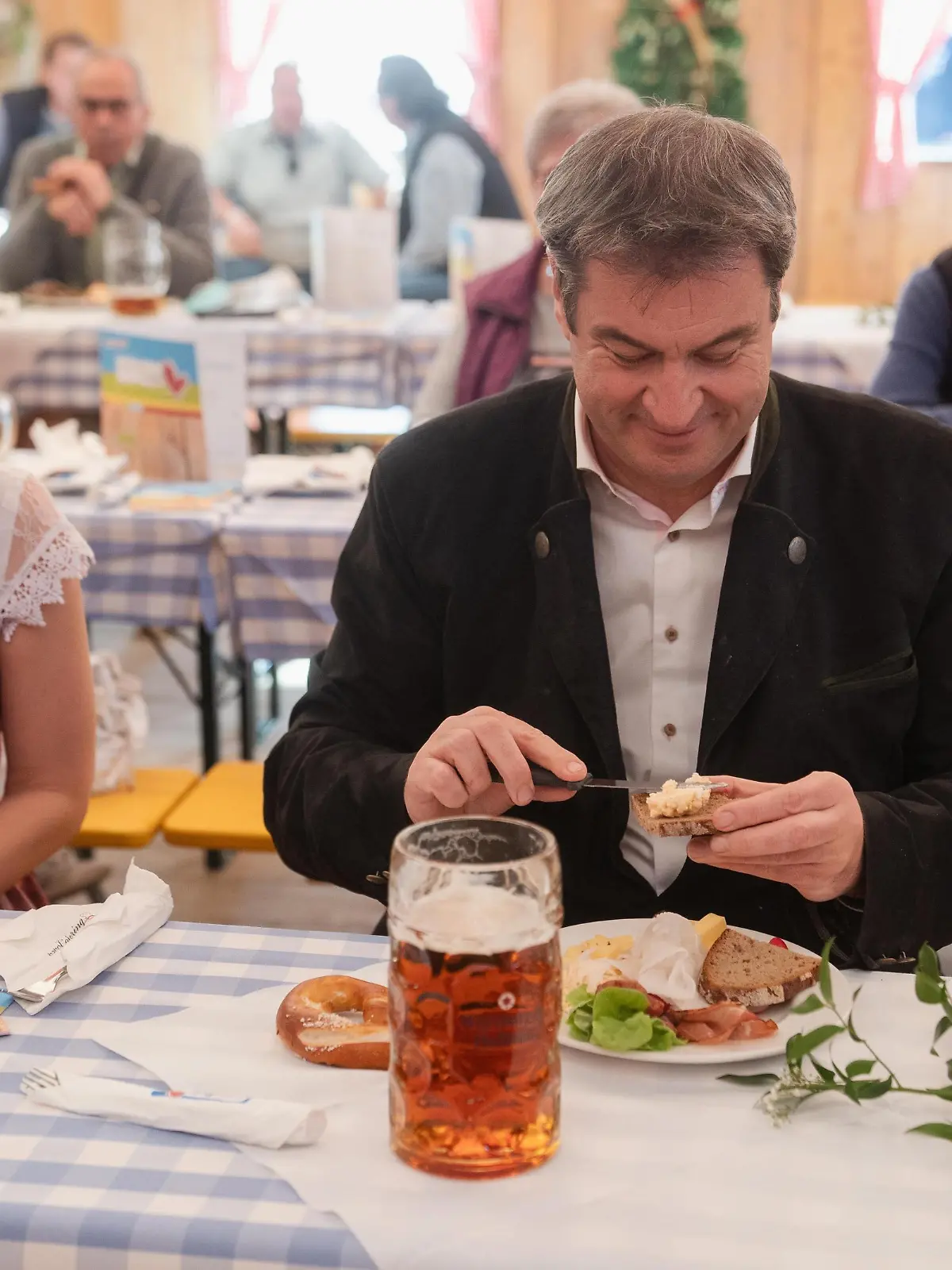 Der bayerische Ministerpräsident Markus Söder sitzt mit der bayerischen Staatsministerin für Digitales, Judith Gerlach (beide CSU), im Festzelt des Würzburger Frühlingsvolksfestes und isst eine Brotzeit. Der bayerische Ministerpräsident hat an der Eröffnung des Würzburger Frühjahrsvolksfests teilgenommen.