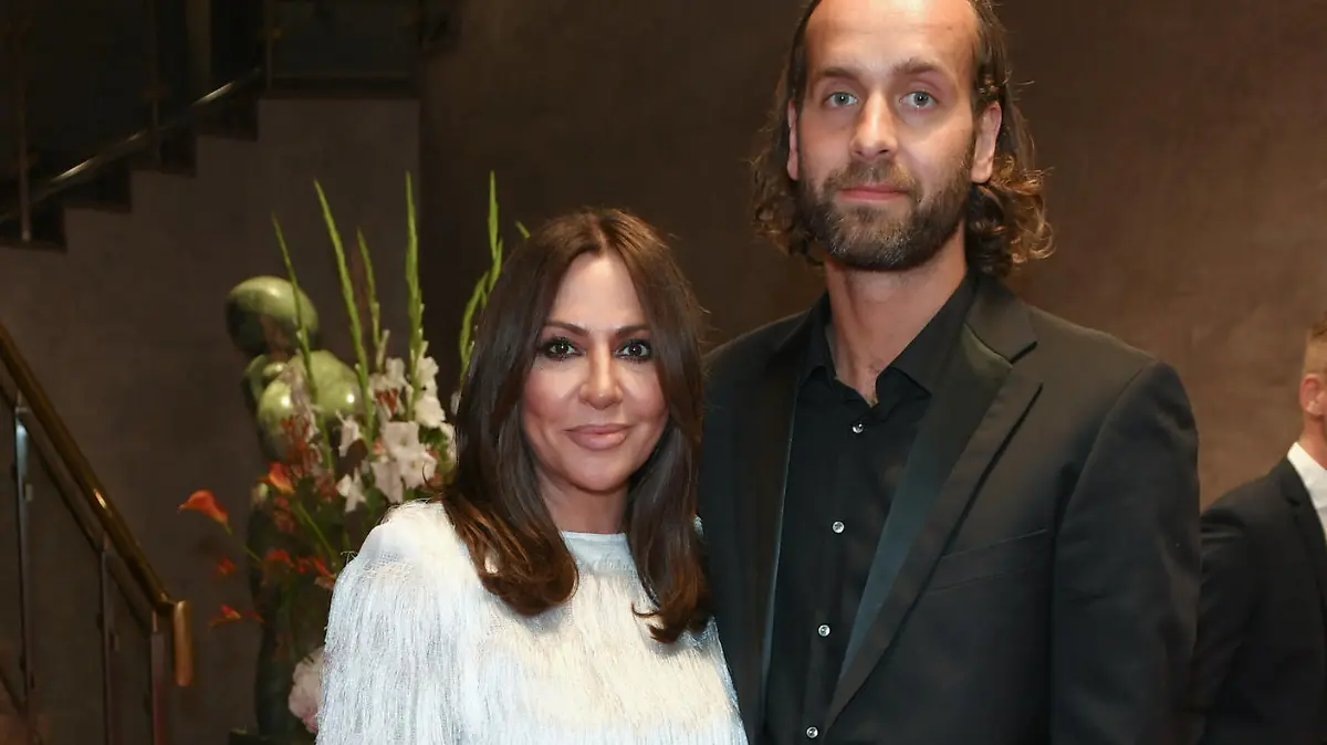 ARCHIV - 27.07.2019, Sachsen, Leipzig: Simone Thomalla und ihr Freund Silvio Heinevetter kommen zur Spendengala der GRK-Golf-Charity Masters in das Hotel The Westin Leipzig.  Das Paar hat sich nach zwölf Jahren Beziehung getrennt. In einem Statement erklärten beide am Dienstag, 14.09.2021, dass die Trennung bereits vor einigen Monaten einvernehmlich erfolgt sei. (zu dpa Simone Thomalla und Silvio Heinevetter haben sich getrennt) Foto: Jens Kalaene/dpa-Zentralbild/dpa +++ dpa-Bildfunk +++