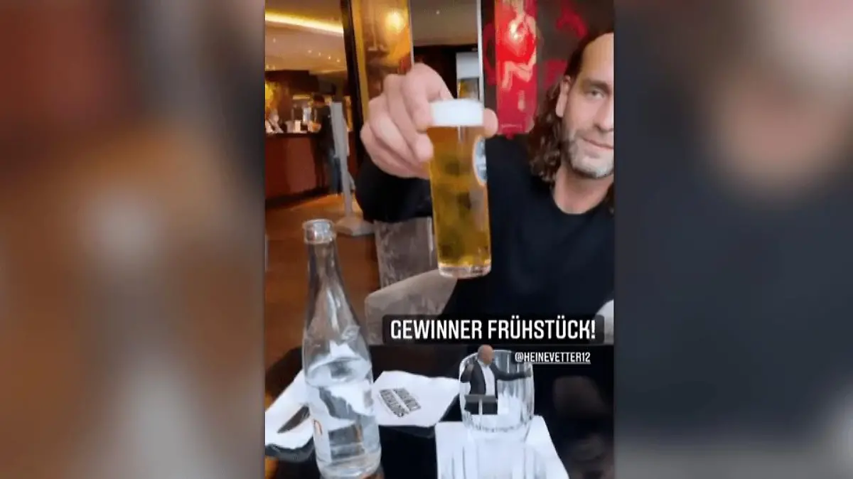 Sophia Thomalla stößt mit einem Kölsch zum Frühstück auf Silvio Heinevetters Sieg bei "Schlag den Star" an.