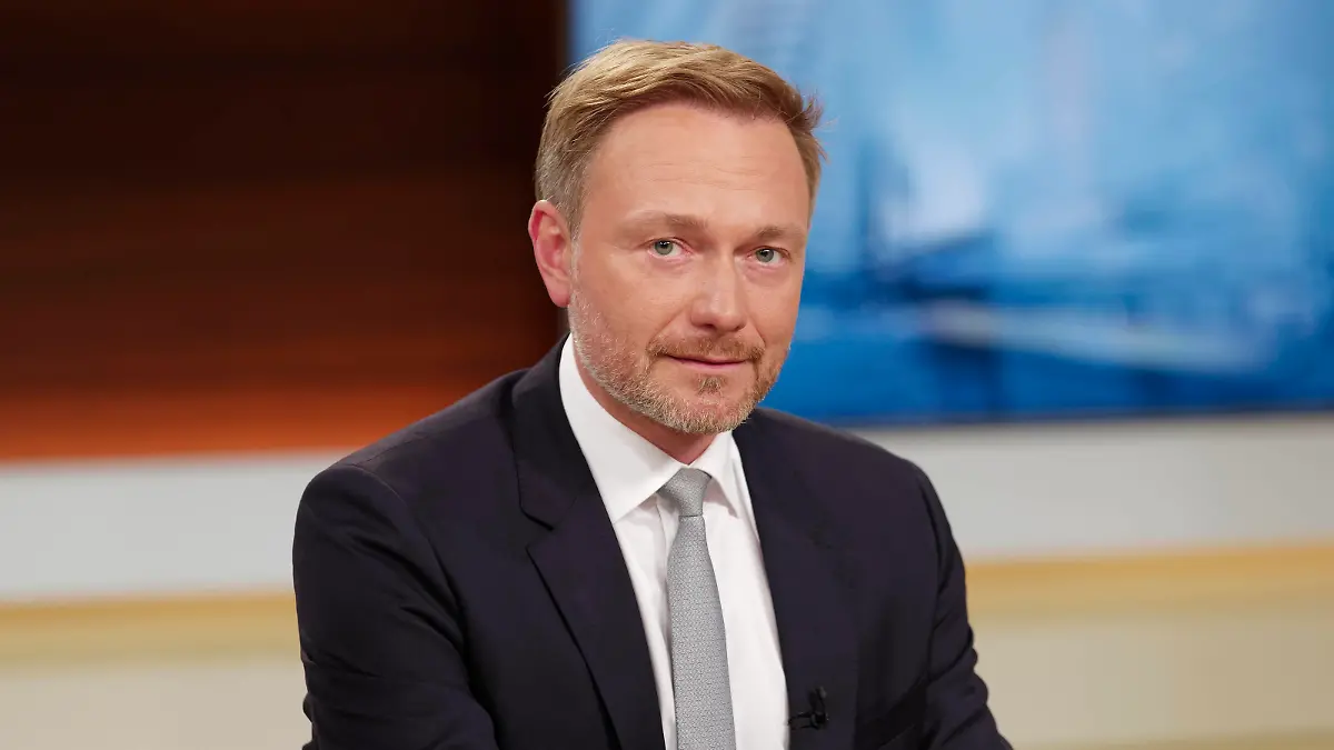 Christian Lindner bei Anne Will 2021-09-16, Deutschland, Berlin - Christian Lindner FDP, Bundesvorsitzender und Fraktionschef im Bundestag, zu Gast bei Anne Will im Ersten Deutschen Fernsehen. Thema der ARD-Politik-Talkrunde: Noch eine Woche bis zur Wahl - was ist uns das Klima wert *** Christian Lindner at Anne Will 2021 09 16, Germany, Berlin Christian Lindner FDP , Federal Chairman and parliamentary group leader in the Bundestag, as a guest at Anne Will in the First German Television Topic of the ARD politics talk round Still a week to the election what is the climate worth to us 