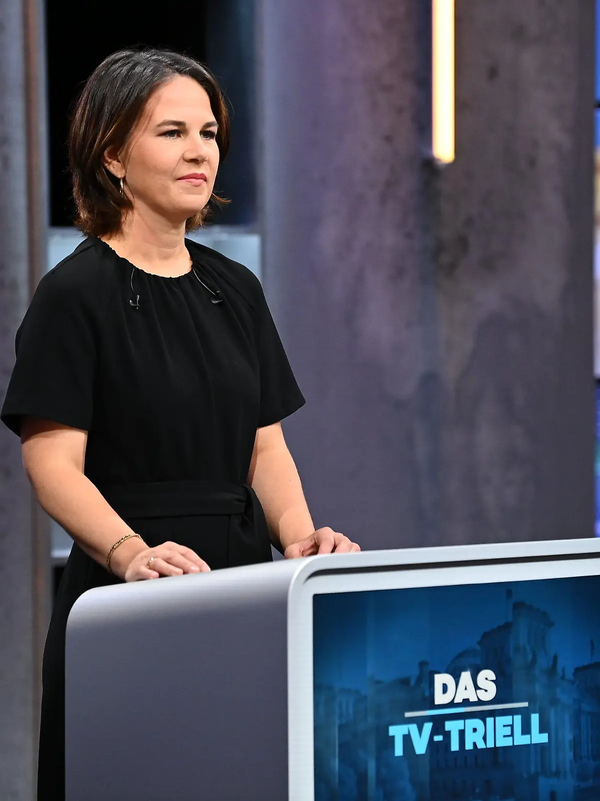 HANDOUT - 19.09.2021, Berlin: Annalena Baerbock, Spitzenkandidatin von Bündnis 90/Die Grünen deren Parteivorsitzende, steht bei dem Dritten TV-Triell, der Kanzlerkandidatendiskussion bei ProSieben und Sat.1, im Studio H im Stadtteil Adlershof. Foto: Willi Weber/Prosieben/Seven.One/dpa - ACHTUNG: Nur zur redaktionellen Verwendung im Zusammenhang mit der aktuellen Berichterstattung und nur mit vollständiger Nennung des vorstehenden Credits +++ dpa-Bildfunk +++