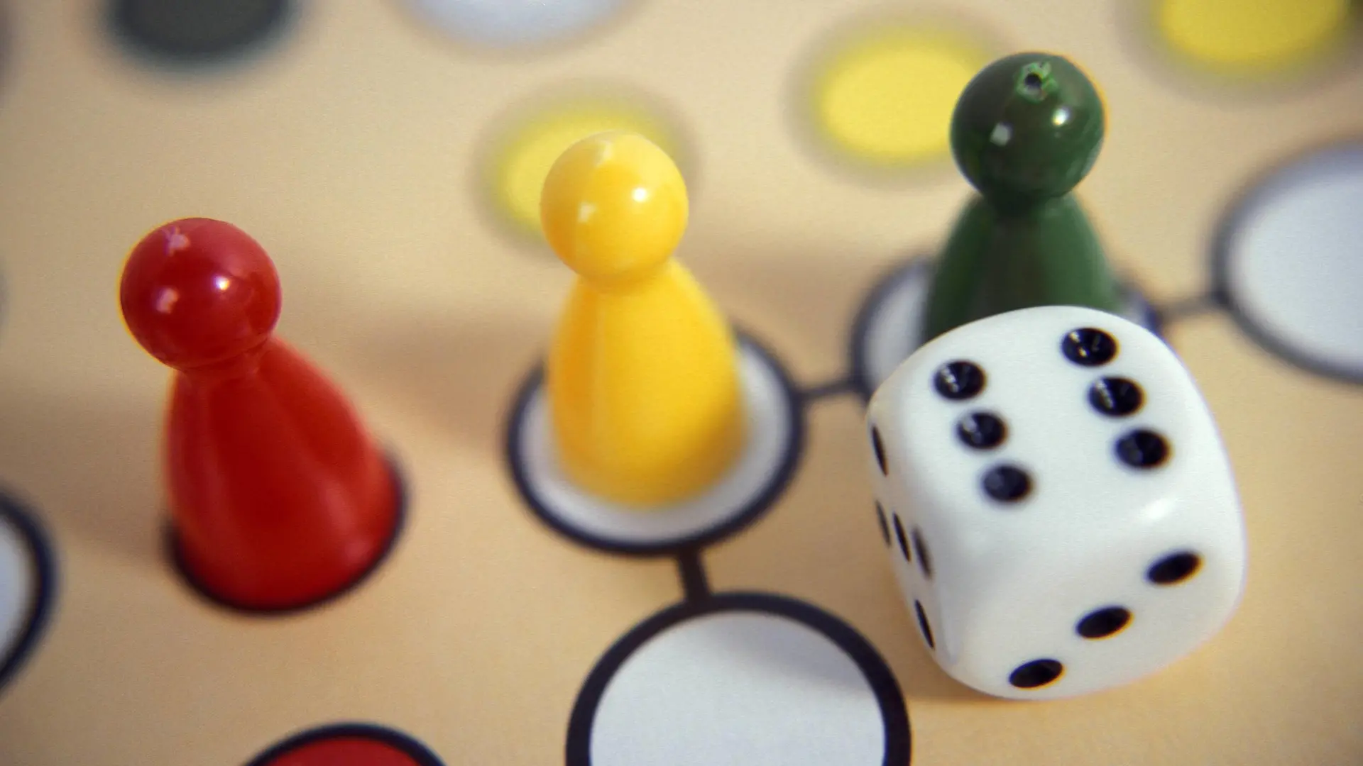 Ampelkoalition - Mensch-ärgere-dich-nicht-Spielfiguren in rot, gelb und grün