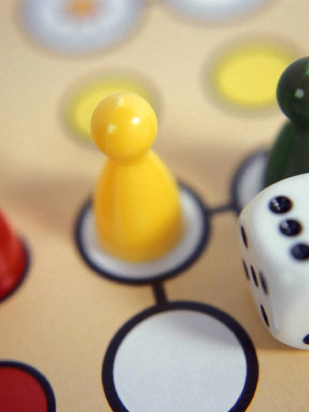  Ampelkoalition - Mensch-ärgere-dich-nicht-Spielfiguren in rot, gelb und grün