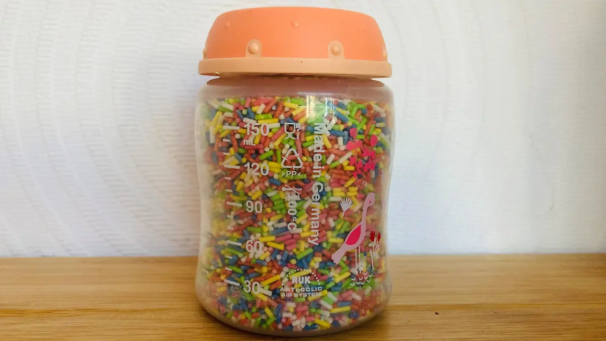 Bunte Streusel in einer Babyflasche