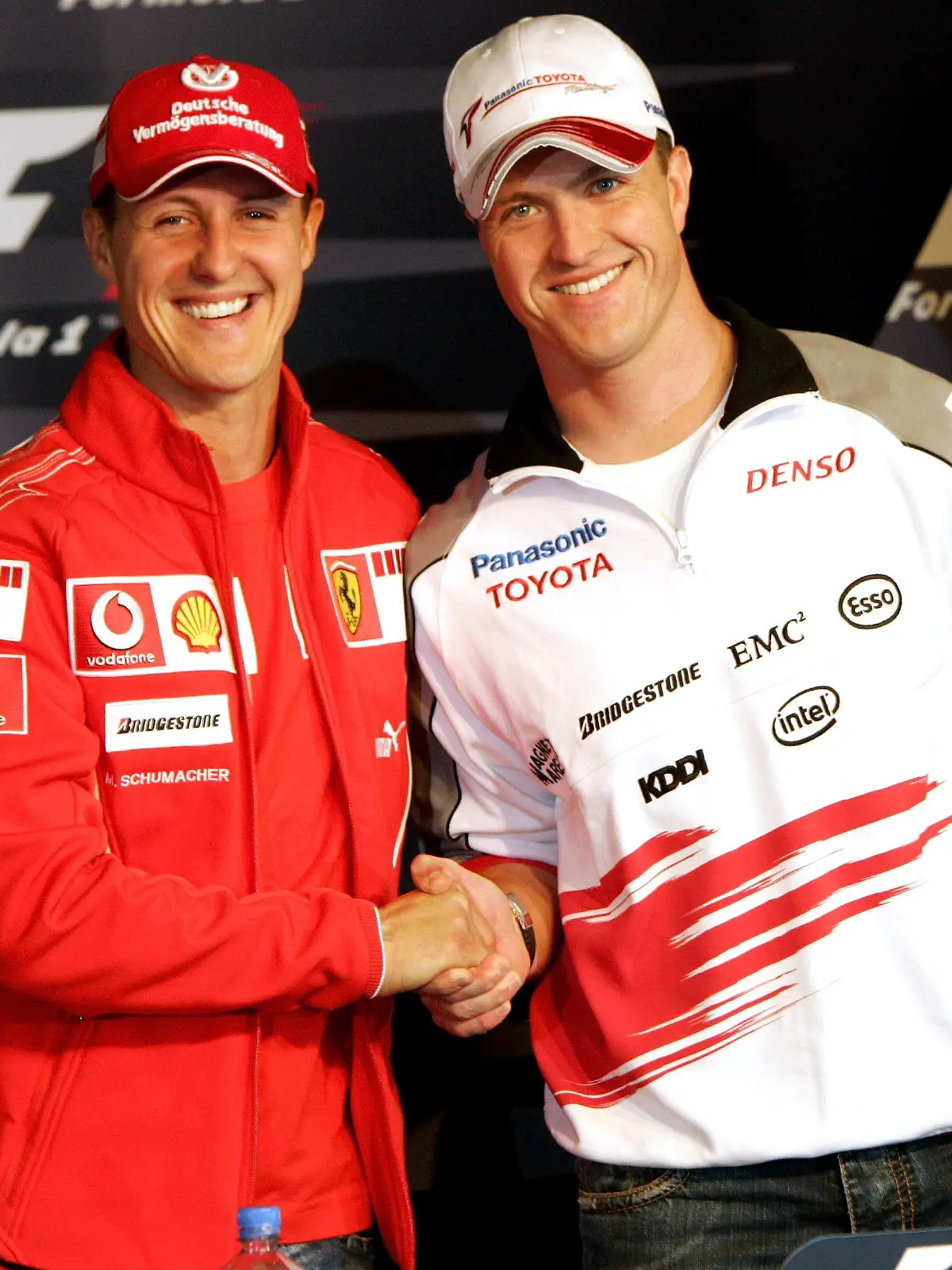 ARCHIV - Michael und Ralf (r) Schumacher geben sich während einer Pressekonferenz auf dem Nürburgring lachend die Hand (Archivfoto vom 04.05.2006).  Ralf Schumacher hat nach eigener Aussage nicht unter der Formel-1-Dominanz seines Bruders Michael gelitten. «Ich kenne, auch wenn mir das nachgesagt worden ist, keinen Neid. Schon gar nicht meinem Bruder gegenüber», sagte der Toyota-Pilot der «Frankfurter Allgemeine Sonntagszeitung» vor dem 250. und letzten Grand Prix von Rekordweltmeister Michael Schumacher am Sonntag in Brasilien. Foto: Rainer Jensen   +++(c) dpa - Bildfunk+++