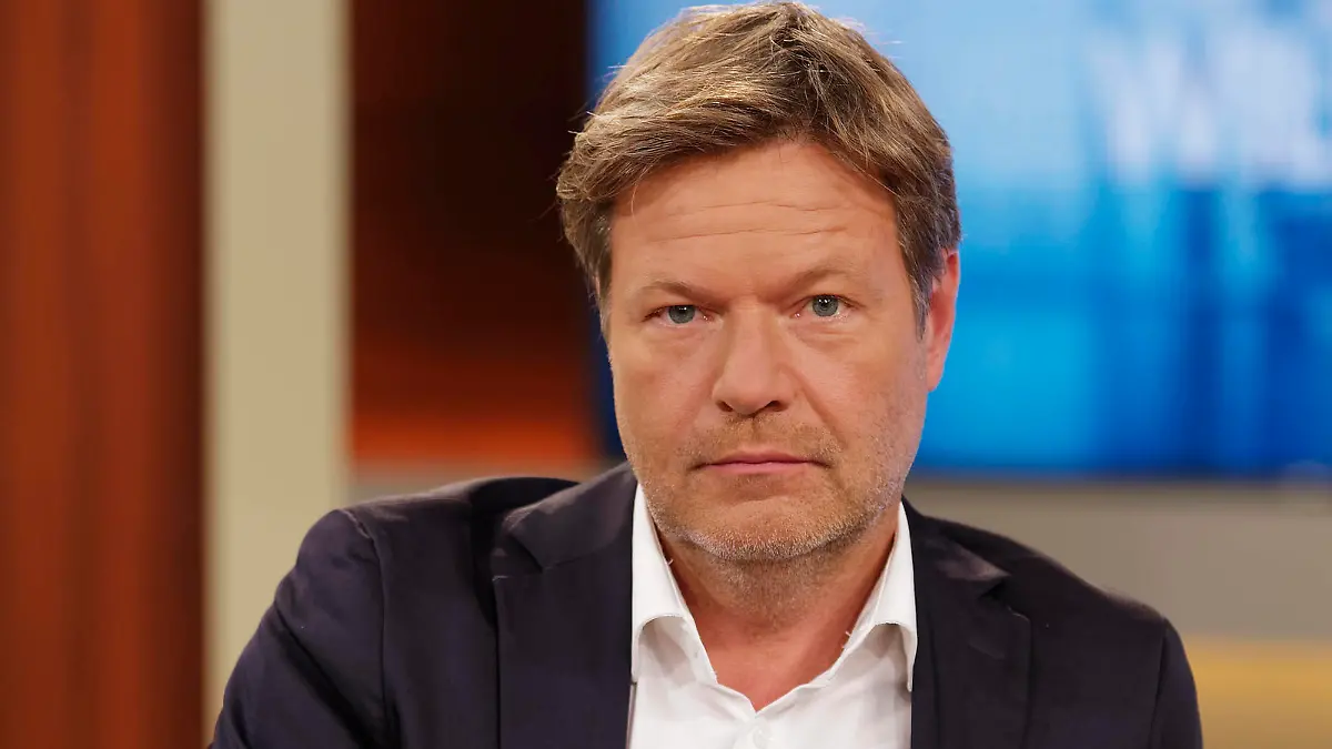Robert Habeck bei Anne Will 2021-09-16, Deutschland, Berlin - Robert Habeck Bündnis 90/Die Grünen, Parteivorsitzender, zu Gast bei Anne Will im Ersten Deutschen Fernsehen. Thema der ARD-Politik-Talkrunde: Noch eine Woche bis zur Wahl - was ist uns das Klima wert *** Robert Habeck at Anne Will 2021 09 16, Germany, Berlin Robert Habeck Bündnis 90 Die Grünen , party leader, as a guest at Anne Will in the First German Television Topic of the ARD politics talk round Still a week until the election what is the climate worth to us 