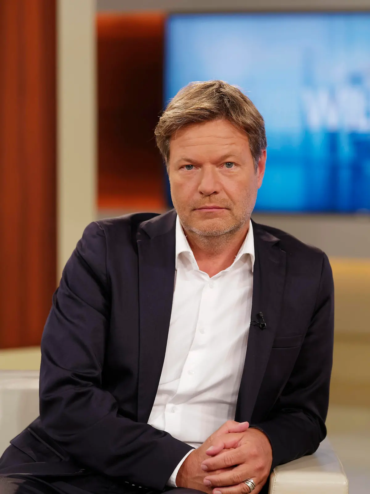 Robert Habeck bei Anne Will 2021-09-16, Deutschland, Berlin - Robert Habeck Bündnis 90/Die Grünen, Parteivorsitzender, zu Gast bei Anne Will im Ersten Deutschen Fernsehen. Thema der ARD-Politik-Talkrunde: Noch eine Woche bis zur Wahl - was ist uns das Klima wert *** Robert Habeck at Anne Will 2021 09 16, Germany, Berlin Robert Habeck Bündnis 90 Die Grünen , party leader, as a guest at Anne Will in the First German Television Topic of the ARD politics talk round Still a week until the election what is the climate worth to us 