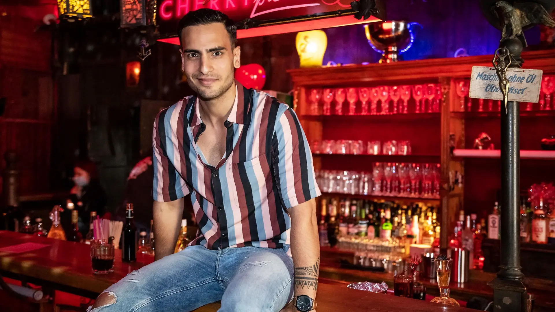Timur Ülker als Nihat

Die Verwendung des sendungsbezogenen Materials ist nur mit dem Hinweis und Verlinkung auf TVNOW gestattet.