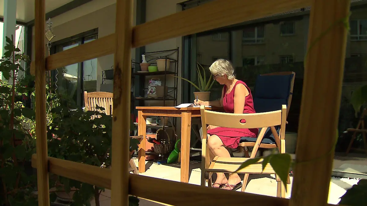 Freiraum und Zeit für sich: Auf ihrer Terrasse im "Zusammenhaus" in Darmstadt fühlt sich Barbara Mansfeld wohl.