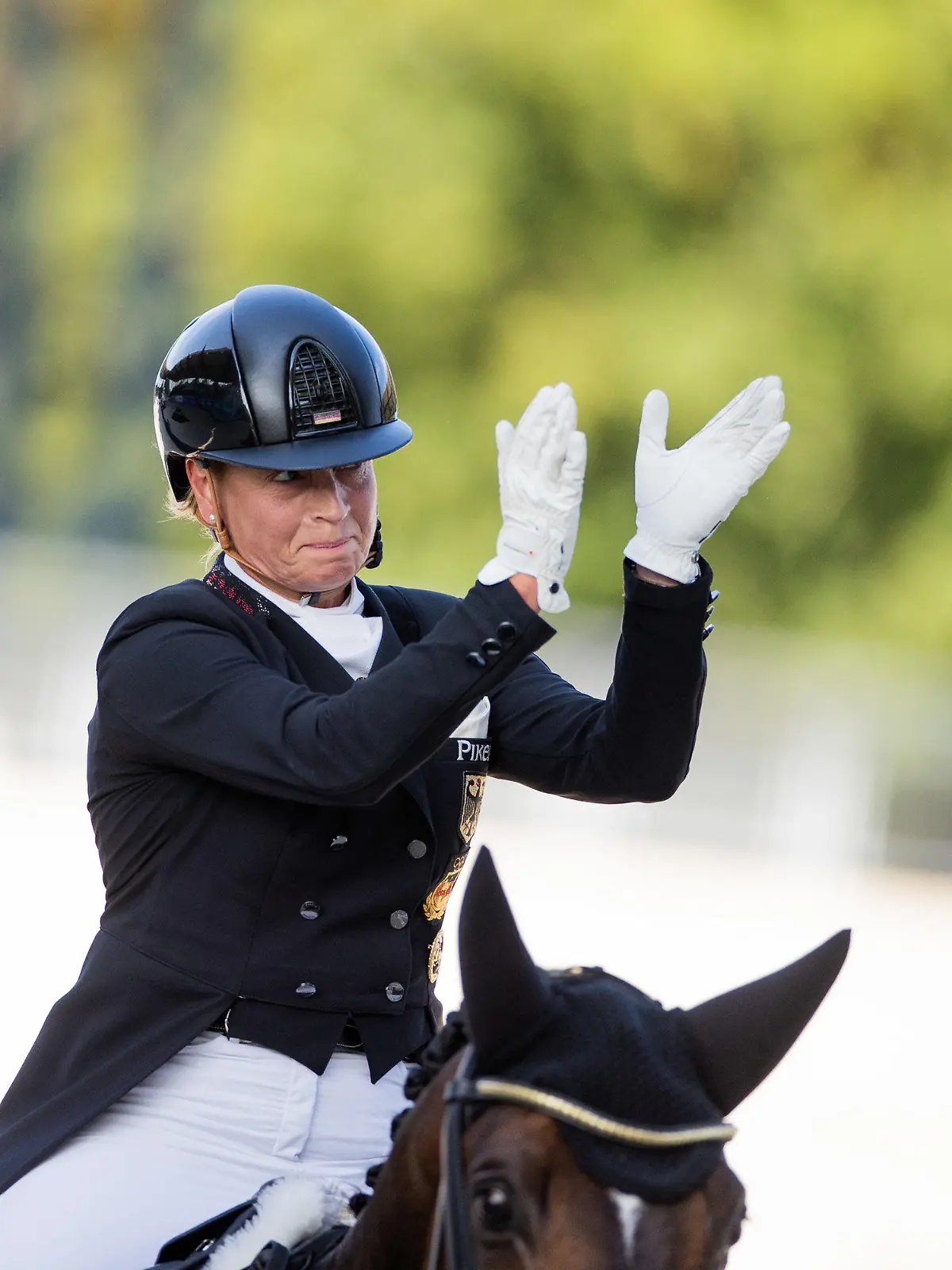 19.09.2021, Nordrhein-Westfalen, Aachen: CHIO, Dressur, Freestyle Grand Prix, Großer Dressurpreis von Aachen: Die Reiterin Isabell Werth, Mannschafts-Olympiasiegerin aus Deutschland, auf ihrem Pferd "Quantaz" freut sich nach ihrem Ritt. Werth gewann den Großen Dressurpreis. Foto: Rolf Vennenbernd/dpa +++ dpa-Bildfunk +++