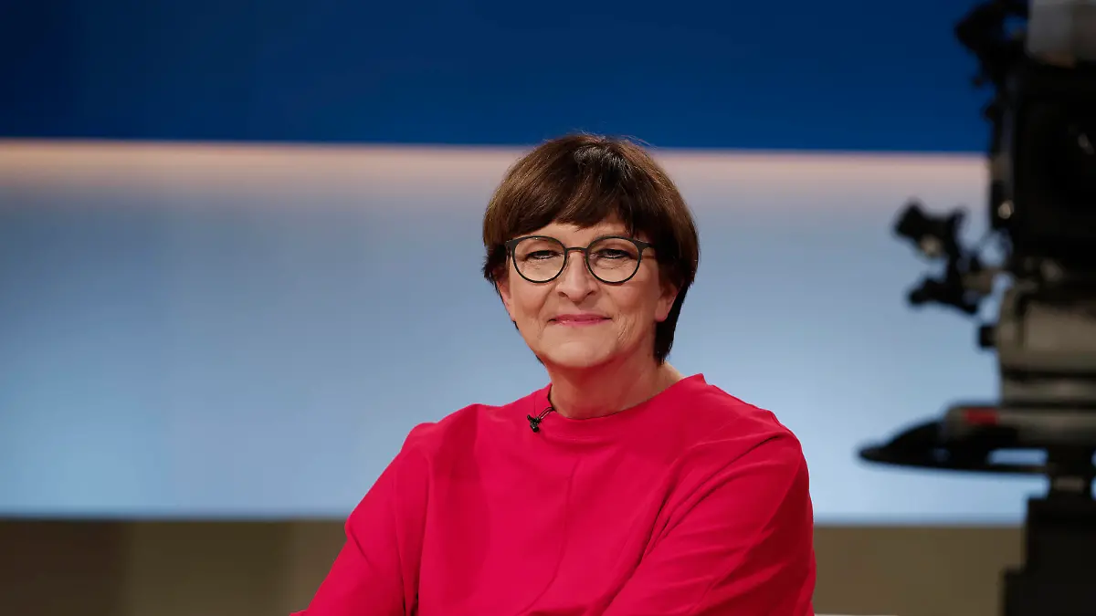 Saskia Esken bei Anne Will 2021-09-16, Deutschland, Berlin - Saskia Esken SPD, Parteivorsitzende, zu Gast bei Anne Will im Ersten Deutschen Fernsehen. Thema der ARD-Politik-Talkrunde: Noch eine Woche bis zur Wahl - was ist uns das Klima wert *** Saskia Esken at Anne Will 2021 09 16, Germany, Berlin Saskia Esken SPD , party leader, as a guest at Anne Will in the First German Television Topic of ARD politics talk round Still a week to the election what is the climate worth to us 