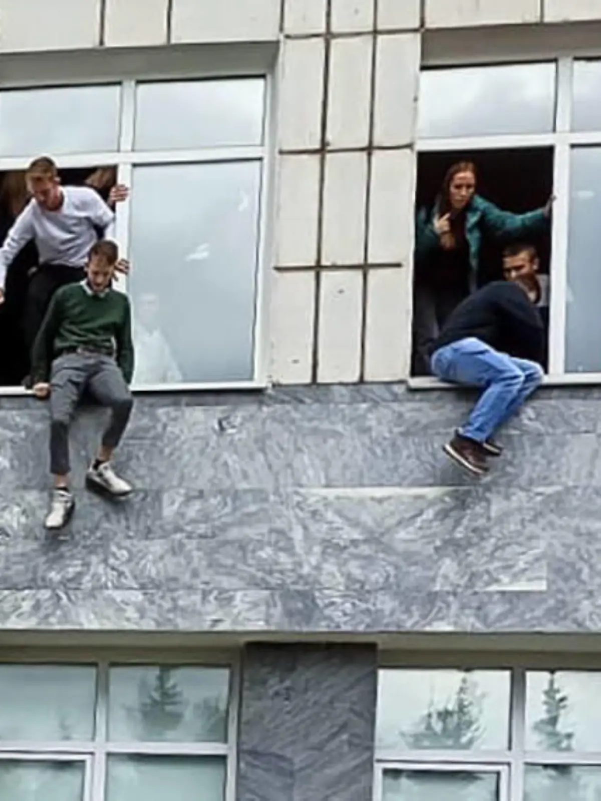Russia University Shooting 6655257 20.09.2021 Students jump from windows of Perm State National Research University during a shooting, in Perm, Russia. According to preliminary information some people were killed and others injured during a shooting at the Perm State National Research University. Alexey Romanov / Sputnik Perm Russia PUBLICATIONxINxGERxSUIxAUTxONLY Copyright: xAlexeyxRomanovx 