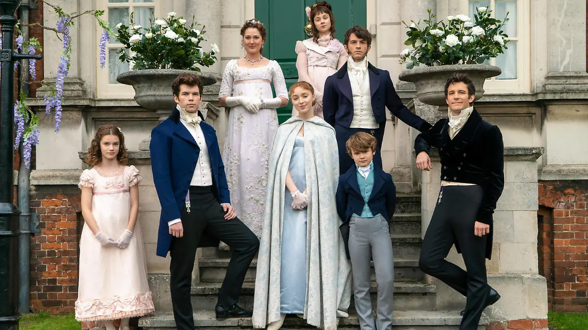RELEASE DATE: December 25, 2020 TITLE: Bridgerton STUDIO: CREATOR: Chris Van Dusen PLOT: Wealth, lust, and betrayal set in the backdrop of Regency era England, seen through the eyes of the powerful Bridgerton family. STARRING: L to R Florence Hunt as Hyacinth Bridgerton, Luke Newton as Colin Bridgerton, Ruth Gemmell as Lady Violet Bridgeton, Phoebe Dynevor as Daphne Bridgerton, Claudia Jessie as Eloise Bridgerton, Jonathan Bailey as Anthony Bridgerton, Will Tilston as Gregory Bridgerton and Luke Thompson as Benedict Bridgerton . USA PUBLICATIONxINxGERxSUIxAUTxONLY - ZUMAl16_ 20201120_sha_l16_136 Copyright: xNetflixx