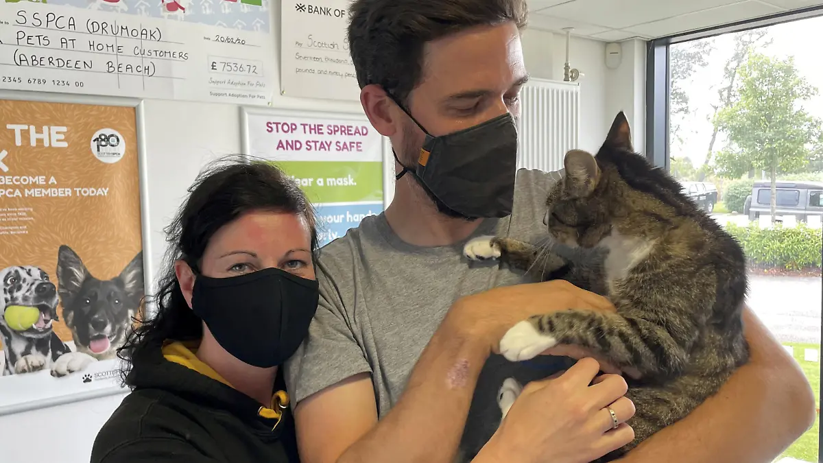 SONDERKONDITIONEN: Satzpreis!
Neil and Lucy Henderson with Forbes the cat. See SWNS story SWSCcat. A cat has been reunited with its owners after it went missing ? 10 years ago. Feline Forbes, aged 12, was rescued by animal welfare chiefs in Aberdeen who found him looking very thin and with protruding bones. They scanned Forbes for a microchip and contacted his shocked owners who revealed the cat had been missing since 2011. Forbes has now been given back to his delighted owners who had given up hope of ever seeing him again. 