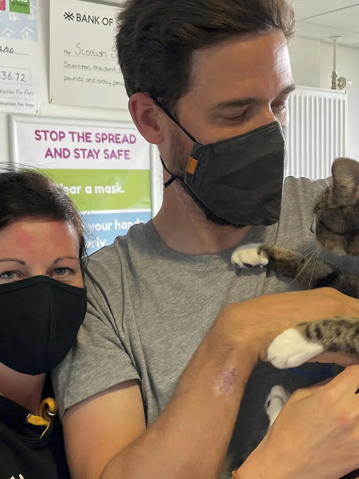 SONDERKONDITIONEN: Satzpreis!
Neil and Lucy Henderson with Forbes the cat. See SWNS story SWSCcat. A cat has been reunited with its owners after it went missing ? 10 years ago. Feline Forbes, aged 12, was rescued by animal welfare chiefs in Aberdeen who found him looking very thin and with protruding bones. They scanned Forbes for a microchip and contacted his shocked owners who revealed the cat had been missing since 2011. Forbes has now been given back to his delighted owners who had given up hope of ever seeing him again. 