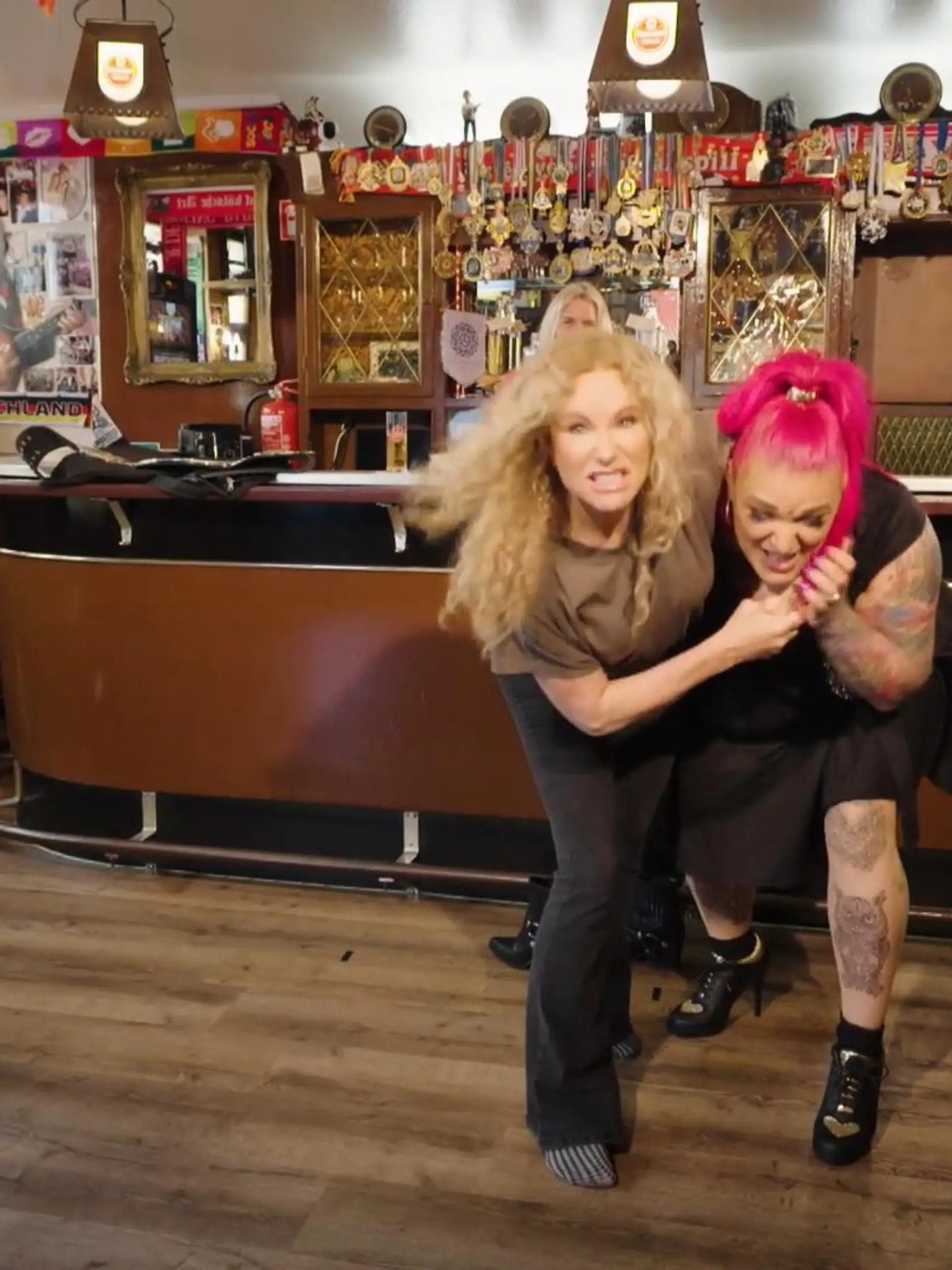 In dieser Woche trifft   in einer echt kölschen Kneipe spannende Persönlichkeiten. Zuerst trifft sie Wrestlerin Jazzy und dann kommt auch noch Bernd Stelter auf ein kleines Ständchen vorbei.