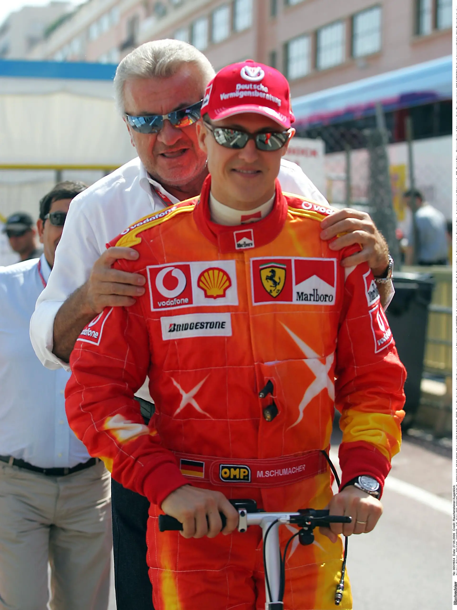 RAU//   SCHUMI_WEBER_A15_RAU.JPG, MONTE CARLO,  MONACO, 27.05.2006, Michael SCHUMACHER, GER, Tam Scuderia Ferrari Marlboro, gemeinsam mit Manager Willi WEBER auf einem Elektroroller, F1, F 1, Formel Eins  1, Formula Uno, Formula One , Automobilsport, Motorsport,  GP, Grand Prix , Grosser Preis of Monaco, Foto Rauchensteiner 089.54763714,Abdruck honorarpflichtig {Kto.Postscheck Mchn.339920-800} , D