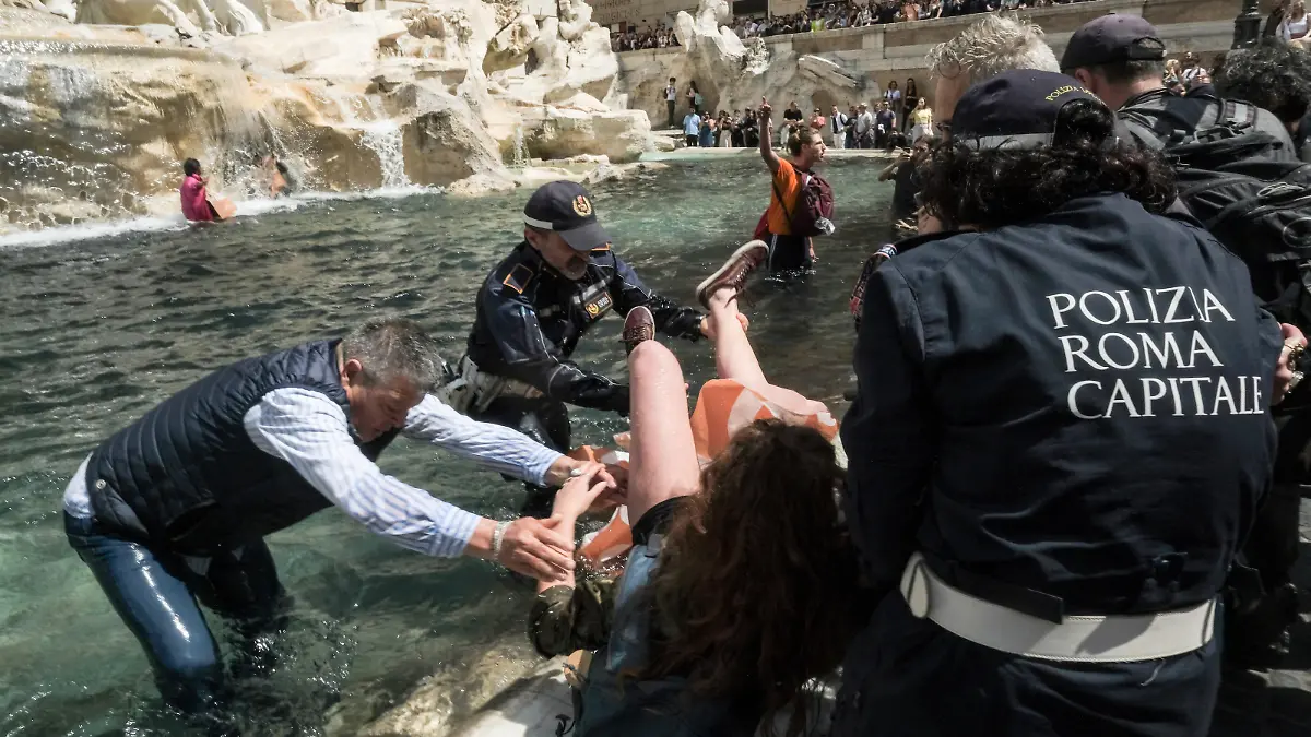 Foto Mauro Scrobogna /LaPresse
21-05-2023 Roma, Italia - Cronaca - Ambientalisti Ultima Generazione colpiscono Fontana di Trevi - Nella foto: attivisti di Ultima Genarazione durante lazione alla Fontana di Trevi
May 21, 2023 Rome, Italy - News - Last Generation environmentalists hit the Trevi Fountain - In the photo: Last Generation activists during the action at the Trevi Fountain
/ action press