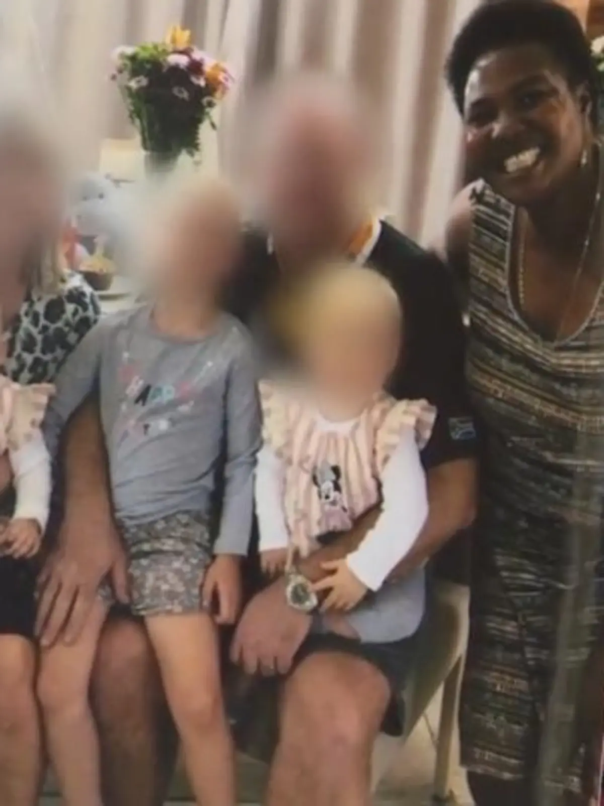 Ein Bild aus schönen Zeiten: Familie D. mit der ehemaligen Nanny Mandy Sibaynyoni.
