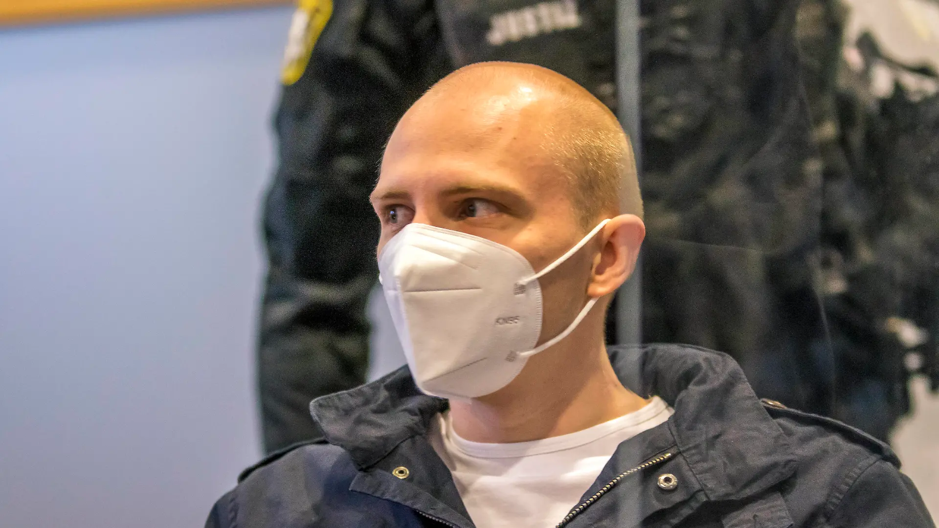  25. Prozesstag in Magdeburg. Das Oberlandesgericht Sachsen-Anhalt mit Sitz in Naumburg, verhandelt im Landgericht Magdeburg die Strafsache gegen den Halle Attentäter Stephan Balliet. Vertreten von seinen Rechtsanwälten Rutkowski und Weber. Die Verteidigung hält ihr Schlussplädoyer und der Angeklagte hat das letzte Wort. Am 21. Dezember 2020 fällt das Urteil. Vorsitz hat Ursula Mertens vom Staatsschutzsenat. Die Bundesanwaltschaft fordert Höchststrafe *** 25th day of trial in Magdeburg The Higher Regional Court of Saxony-Anhalt, based in Naumburg, is hearing the criminal case against the Halle assassin Stephan Balliet at the Magdeburg Regional Court Represented by his lawyers Rutkowski and Weber The defence makes its closing statement