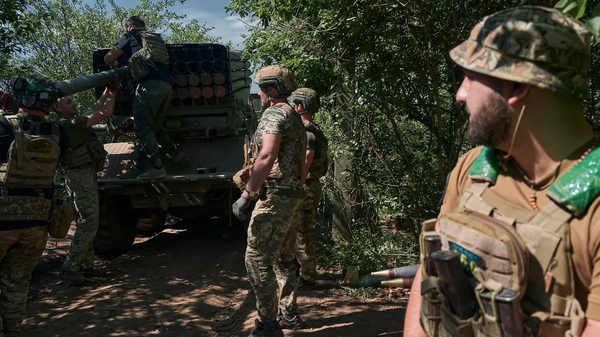 17.05.2023, Ukraine, Bachmut: Ukrainische Soldaten laden Raketen in ein Grad-Mehrfachraketenwerfersystem, um auf russische Stellungen an der Frontlinie in der Nähe von Bachmut zu feuern. Foto: LIBKOS/AP/dpa +++ dpa-Bildfunk +++