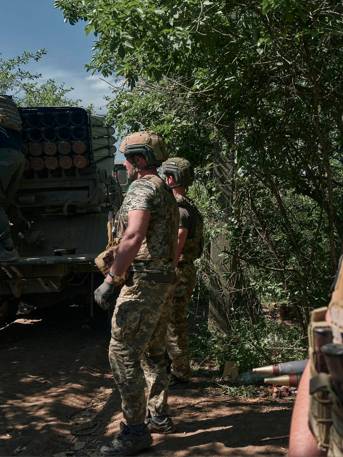 17.05.2023, Ukraine, Bachmut: Ukrainische Soldaten laden Raketen in ein Grad-Mehrfachraketenwerfersystem, um auf russische Stellungen an der Frontlinie in der Nähe von Bachmut zu feuern. Foto: LIBKOS/AP/dpa +++ dpa-Bildfunk +++