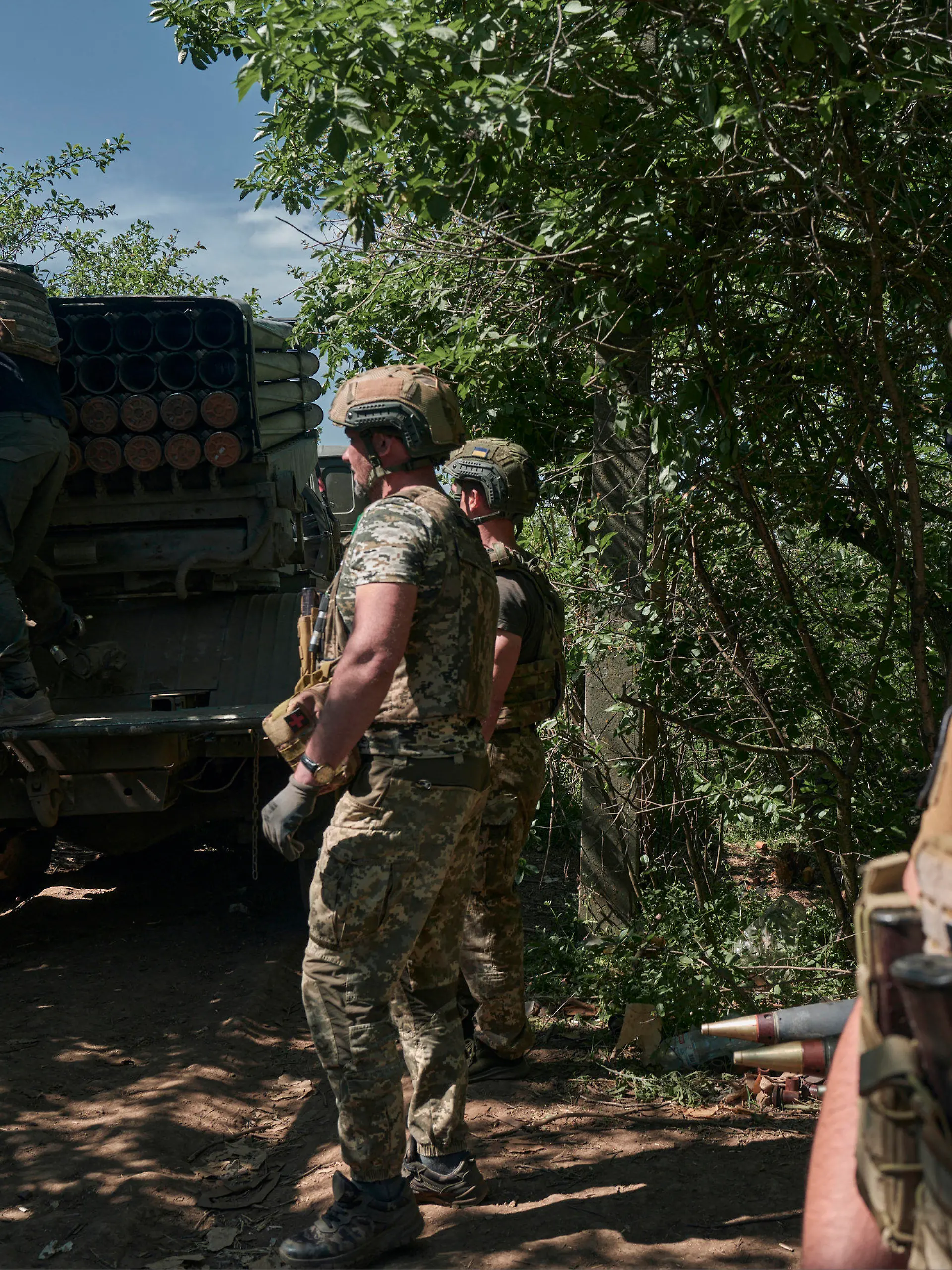 17.05.2023, Ukraine, Bachmut: Ukrainische Soldaten laden Raketen in ein Grad-Mehrfachraketenwerfersystem, um auf russische Stellungen an der Frontlinie in der Nähe von Bachmut zu feuern. Foto: LIBKOS/AP/dpa +++ dpa-Bildfunk +++