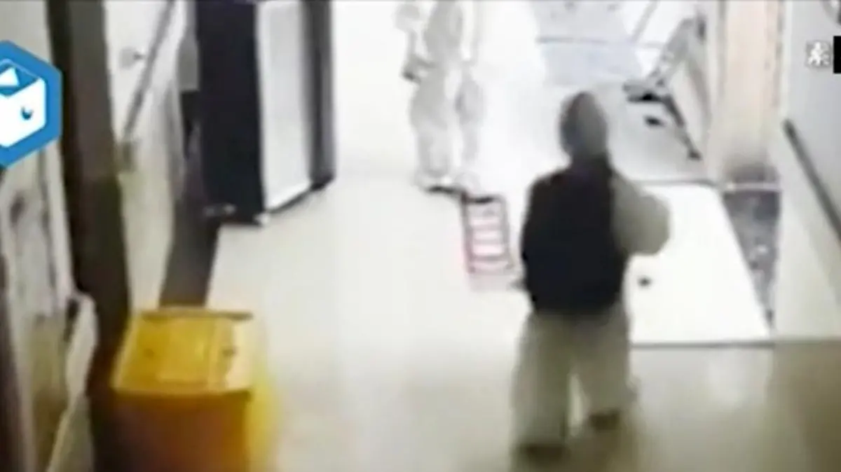 Ganz alleine muss der kleine Junge auf die Isolationsstation. Die Krankenschwester im Hintergrund soll für die Aufnahme des Videos verantwortlich sein.
