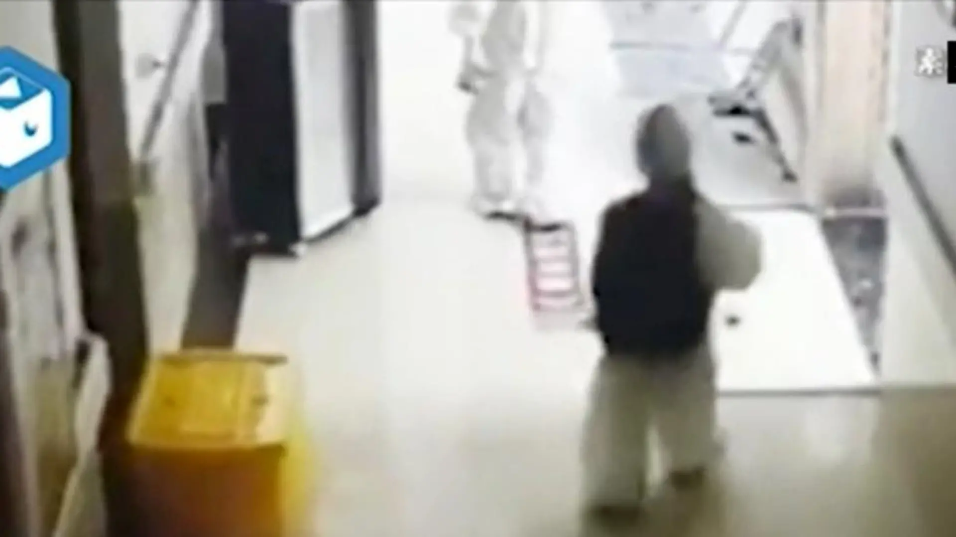 Ganz alleine muss der kleine Junge auf die Isolationsstation. Die Krankenschwester im Hintergrund soll für die Aufnahme des Videos verantwortlich sein.