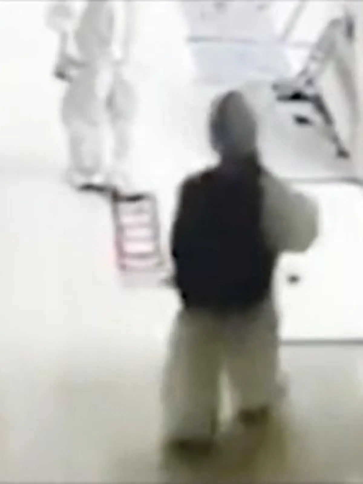 Ganz alleine muss der kleine Junge auf die Isolationsstation. Die Krankenschwester im Hintergrund soll für die Aufnahme des Videos verantwortlich sein.