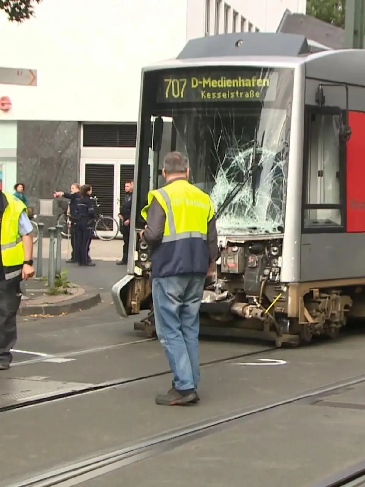 Bild zu: "Straßenbahnen stoßen zusammen "