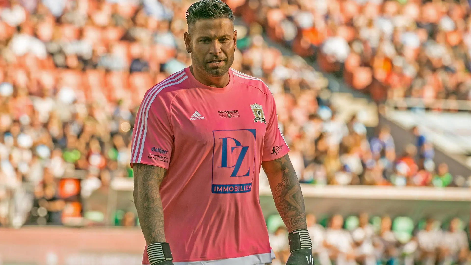 Vom Abschiedsspiel Per Mertesacker und Freunde gegen Weltauswahl am 13.10.2018 in der HDI Arena. Im Foto: TW Tim Wiese *** From the farewell game Per Mertesacker and friends against world selection on 13 10 2018 in the HDI Arena In the photo TW Tim Wiese  
