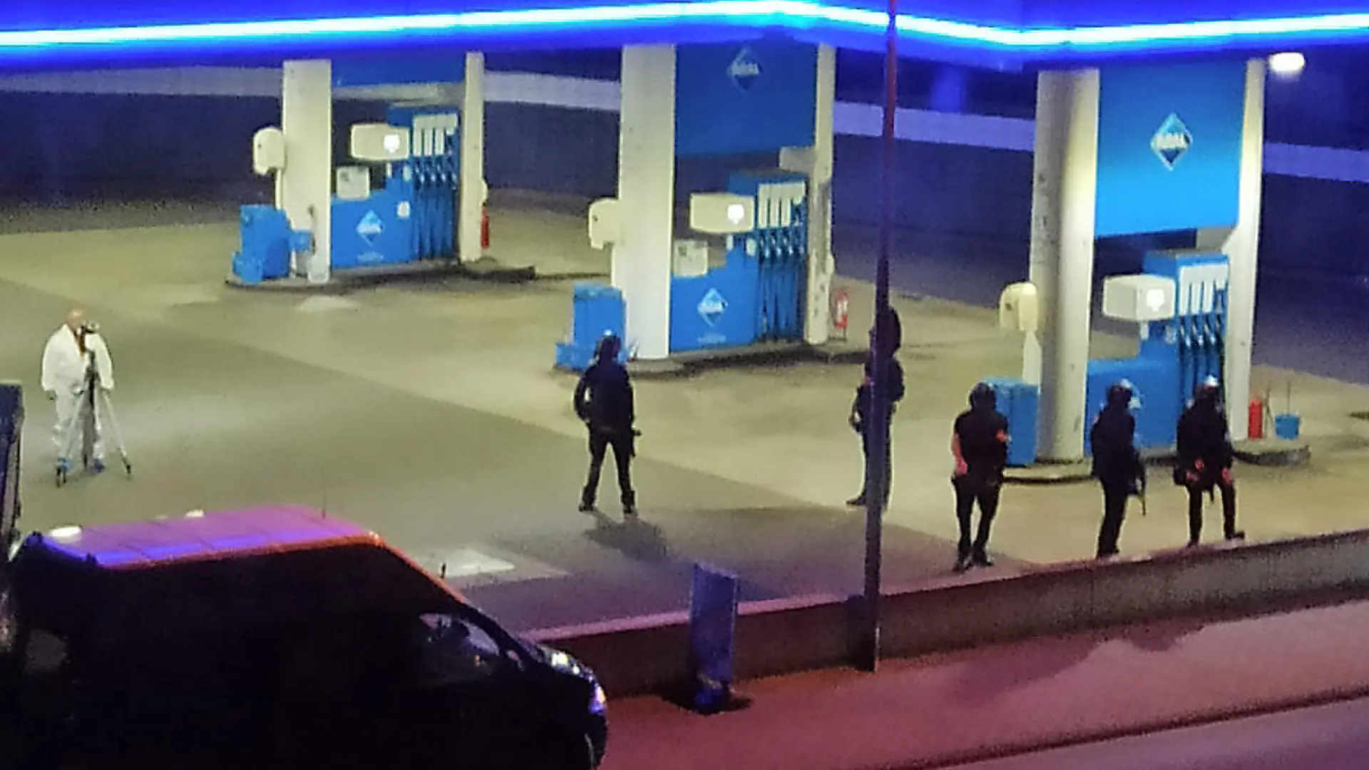 19.09.2021, Rheinland-Pfalz, Idar-Oberstein: Polizisten sichern eine Tankstelle. Ein Angestellter der Tankstelle ist in Idar-Oberstein in Rheinland-Pfalz von einem mit einer Pistole bewaffneten Mann erschossen worden. Die beiden Männer waren am Samstagabend vor dem Tankstellengebäude in Streit geraten, wie die Polizei mitteilte. Anschließend flüchtete der Täter zu Fuß. Foto: Christian Schulz/Foto Hosser/dpa +++ dpa-Bildfunk +++