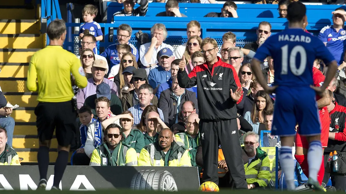 Mandatory Credit: Photo by Ian Tuttle/BPI/Shutterstock 5333598ba Jurgen Klopp manager of Liverpool signals to referee Mark Clattenburg during the Barclays Premier League match between Chelsea and Liverpool played at Stamford Bridge, London on October 31st 2015 Barclays Premier League 2015/16 Chelsea v Liverpool Stamford Bridge, Fulham Rd, London, United Kingdom - 31 Oct 2015 EDITORIAL USE ONLY No use with unauthorised audio, video, data, fixture lists outside the EU, club/league logos or live services. Online in-match use limited to 45 images 15 in extra time. No use to emulate moving images. No use in betting, games or single club/league/player publications/services. Barclays Premier League 2015/16 Chelsea v Liverpool Stamford Bridge, Fulham Rd, London, United Kingdom - 31 Oct 2015 EDITORIAL USE ONLY No use with unauthorised audio, video, data, fixture lists outside the EU, club/league logos or live services. Online in-match use limited to 45 images 15 in extra time. No use to emulate moving images. No use in betting, games or PUBLICATIONxINxGERxSUIxAUTXHUNxGRExMLTxCYPxROMxBULxUAExKSAxONLY Copyright: xIanxTuttle/BPI/Shutterstockx 5333598ba