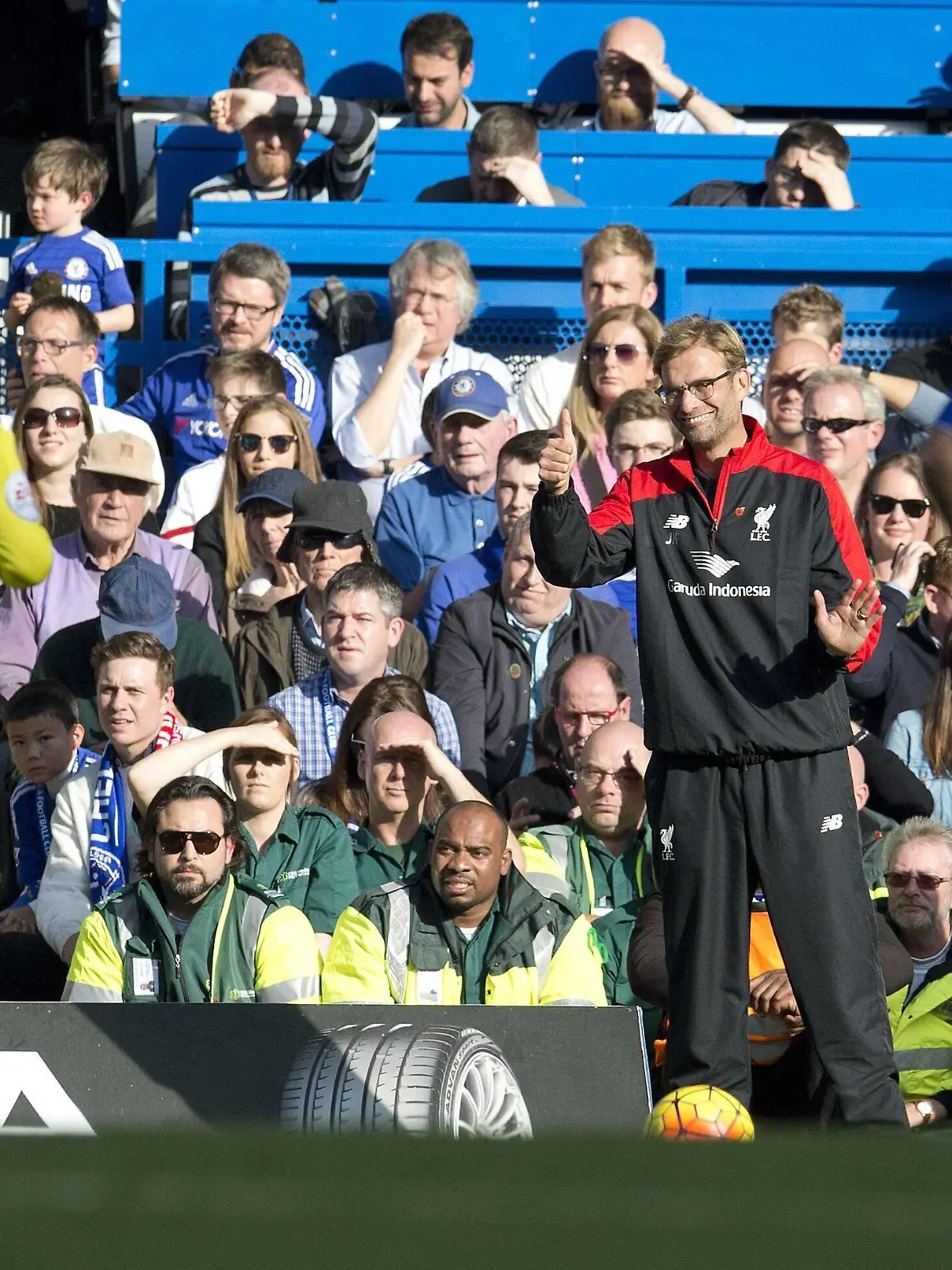 Mandatory Credit: Photo by Ian Tuttle/BPI/Shutterstock 5333598ba Jurgen Klopp manager of Liverpool signals to referee Mark Clattenburg during the Barclays Premier League match between Chelsea and Liverpool played at Stamford Bridge, London on October 31st 2015 Barclays Premier League 2015/16 Chelsea v Liverpool Stamford Bridge, Fulham Rd, London, United Kingdom - 31 Oct 2015 EDITORIAL USE ONLY No use with unauthorised audio, video, data, fixture lists outside the EU, club/league logos or live services. Online in-match use limited to 45 images 15 in extra time. No use to emulate moving images. No use in betting, games or single club/league/player publications/services. Barclays Premier League 2015/16 Chelsea v Liverpool Stamford Bridge, Fulham Rd, London, United Kingdom - 31 Oct 2015 EDITORIAL USE ONLY No use with unauthorised audio, video, data, fixture lists outside the EU, club/league logos or live services. Online in-match use limited to 45 images 15 in extra time. No use to emulate moving images. No use in betting, games or PUBLICATIONxINxGERxSUIxAUTXHUNxGRExMLTxCYPxROMxBULxUAExKSAxONLY Copyright: xIanxTuttle/BPI/Shutterstockx 5333598ba
