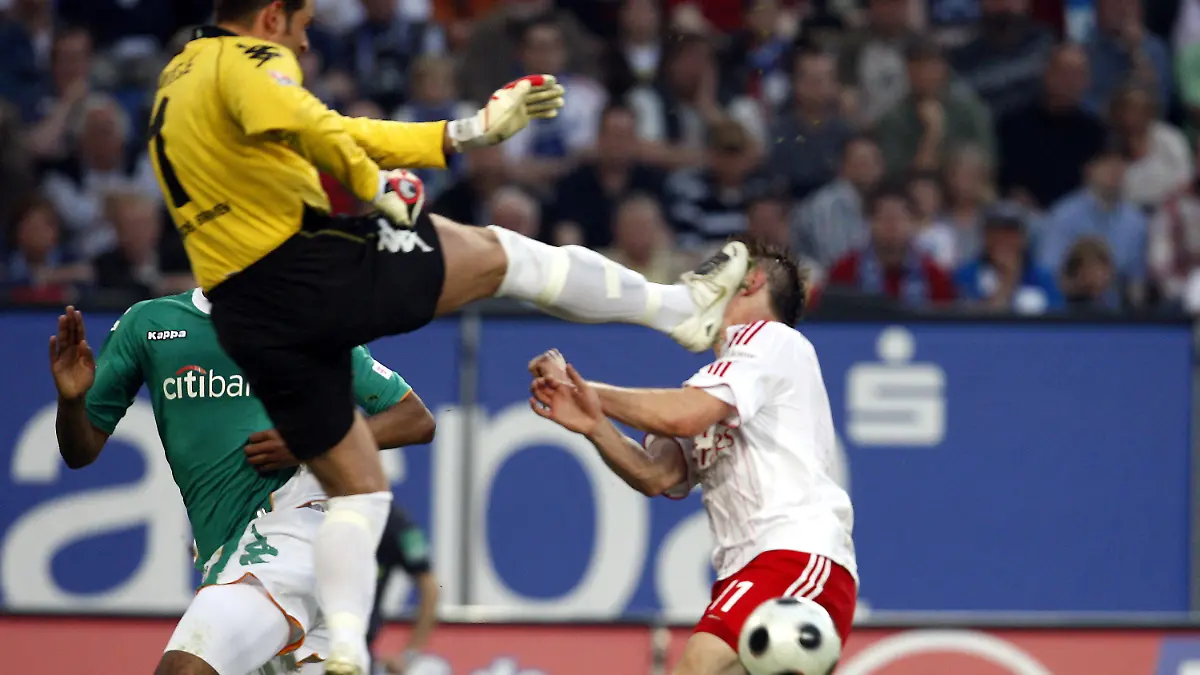 ARCHIV - 07.05.2008, Hamburg: Fußball, Bundesliga, Hamburger SV - SV Werder Bremen, HSH Nordbank-Arena: Der Hamburger Ivica Olic und der Bremer Torwart Tim Wiese kämpfen um den Ball. (zu dpa «Die Geschichte des Nordderbys: Werder und HSV in Hassliebe vereint») Foto: picture alliance / dpa +++ dpa-Bildfunk +++