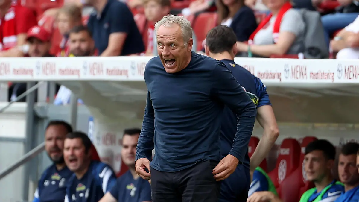 xjbx, Mainz, Mewa Arena Mainz , 18.09.21, 1. Bundesliga: 1.FSV Mainz 05 - SC Freiburg Bild: Cheftrainer Christian Streich SC Freiburg Gemäß den Vorgaben der DFL Deutsche Fußball Liga ist es untersagt, in dem Stadion und/oder vom Spiel angefertigte Fotoaufnahmen in Form von Sequenzbildern und/oder videoähnlichen Fotostrecken zu verwerten bzw. verwerten zu lassen. // DFL regulations prohibit any use of photographs as image sequences and/or quasi-video. Mainz *** xjbx, Mainz, Mewa Arena Mainz , 18 09 21, 1 Bundesliga 1 FSV Mainz 05 SC Freiburg Bild Head coach Christian Streich SC Freiburg According to the regulations of the DFL Deutsche Fußball Liga it is prohibited to use or have used photographs taken in the stadium and or from the game in the form of sequence images and or video-like photo series DFL regulations prohibit any use of photographs as image sequences and or quasi video Mainz www.jb-sportfoto.de