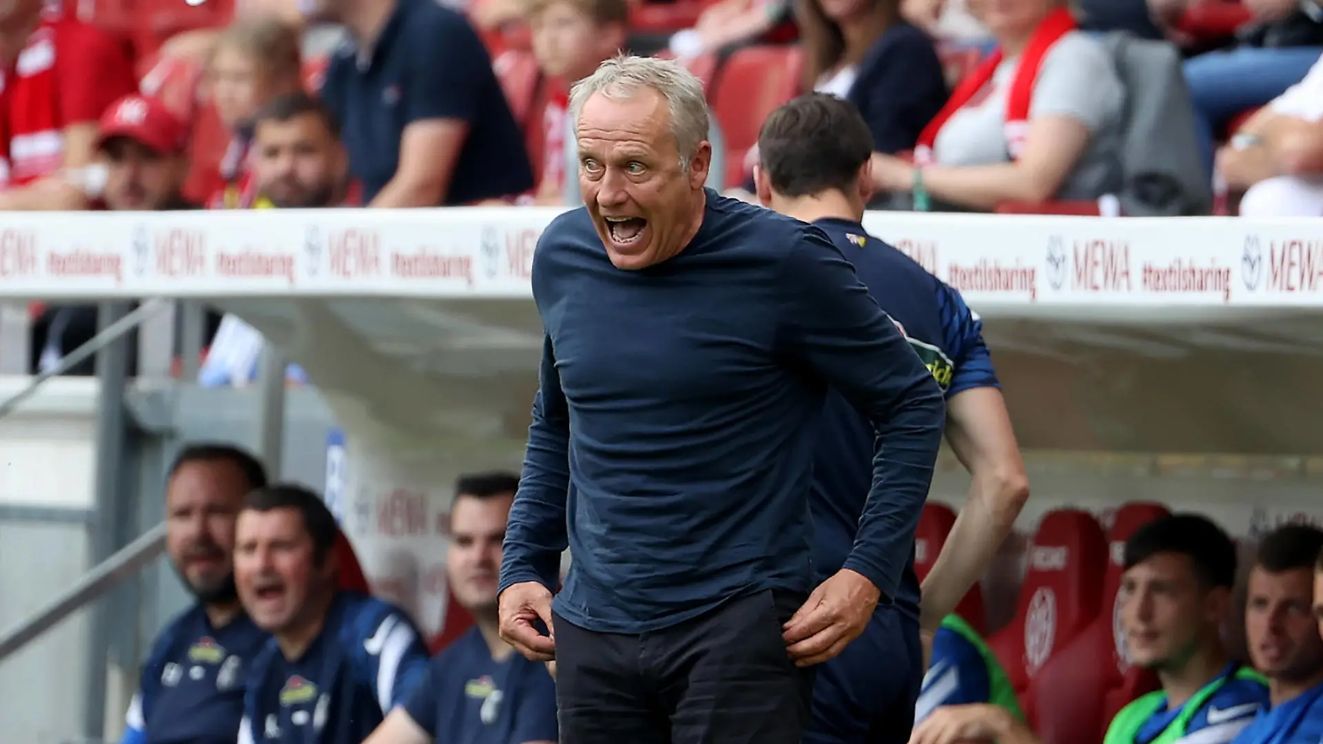xjbx, Mainz, Mewa Arena Mainz , 18.09.21, 1. Bundesliga: 1.FSV Mainz 05 - SC Freiburg Bild: Cheftrainer Christian Streich SC Freiburg Gemäß den Vorgaben der DFL Deutsche Fußball Liga ist es untersagt, in dem Stadion und/oder vom Spiel angefertigte Fotoaufnahmen in Form von Sequenzbildern und/oder videoähnlichen Fotostrecken zu verwerten bzw. verwerten zu lassen. // DFL regulations prohibit any use of photographs as image sequences and/or quasi-video. Mainz *** xjbx, Mainz, Mewa Arena Mainz , 18 09 21, 1 Bundesliga 1 FSV Mainz 05 SC Freiburg Bild Head coach Christian Streich SC Freiburg According to the regulations of the DFL Deutsche Fußball Liga it is prohibited to use or have used photographs taken in the stadium and or from the game in the form of sequence images and or video-like photo series DFL regulations prohibit any use of photographs as image sequences and or quasi video Mainz www.jb-sportfoto.de